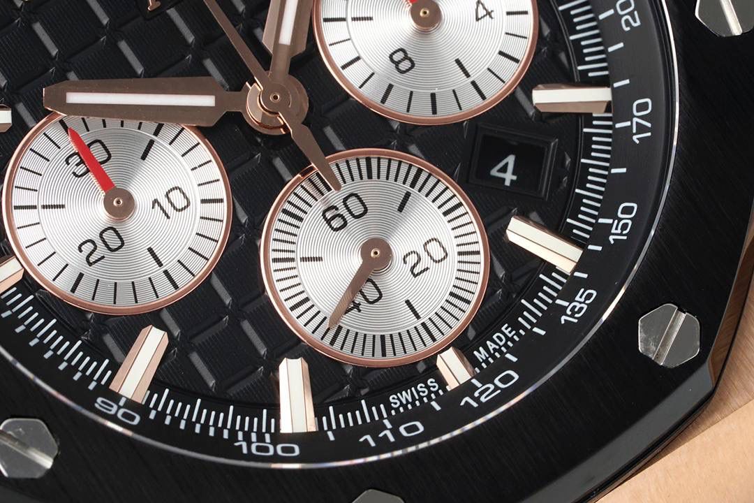 独家开发爱彼皇家橡树离岸系列26420，购入原装1.1打造💯🔥全表采用德国最新cnc技术，每个细节都同步原装，表带表扣通用原装技术实现快拆技术可同原装互换，字面采用最新款纵横格纹面，上手霸气豪华，机芯使用最强丹东机芯外观复刻原装4401机芯实现正面反面与原装难分雌雄。首批数量有限先到先得。首批颜色分别为，1，玫瑰金熊猫眼，2，最火沙漠黄烟熏盘，3，经典蓝盘白眼，4灰盘蓝眼睛，5，经典百搭白熊猫。