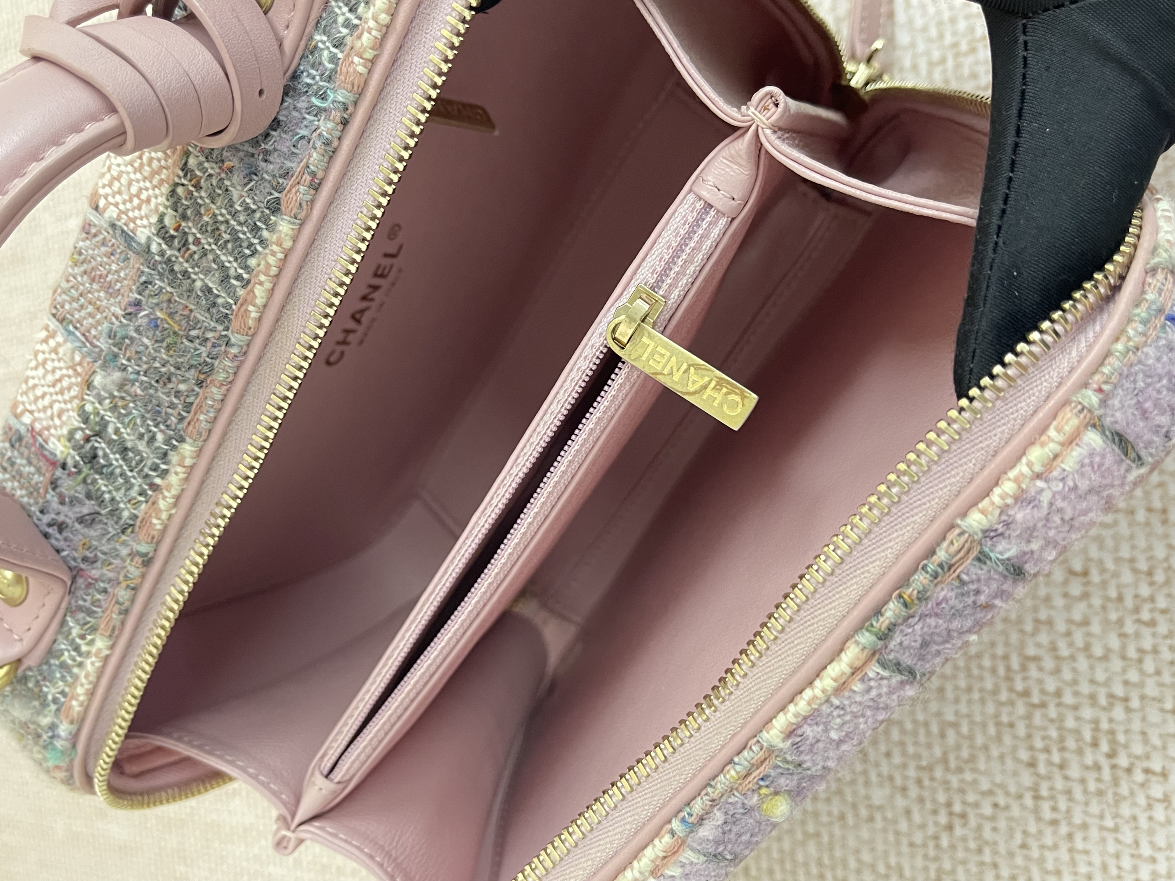 Pre-owned Chanel Tweed CC Filigree Vanity Case/ Product Code: 26042403