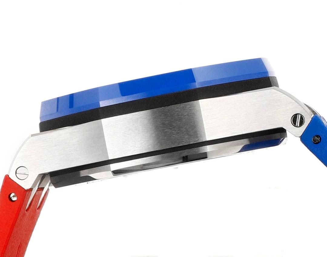 表盘以爱彼经典的大格纹为背景，一个个层次分明的方格排列，经过完美的打磨，将尽善尽美体现得淋漓尽致。三点位的日历表盘，在蓝宝石玻璃凹透镜的作用下，TPE扩大效果与原版一般无二。每一根大小表针，无论从各个角度来看都没有出现毛刺现象，这一点解决了大部分强迫症表友一直存在的烦恼！刻度与表针中间部位都采用瑞士进口夜光粉，每一个个体都做到手工填充，均匀饱满度是机器填充远远比拟不了的，亮度与发光颜色与原版几乎一致！机芯方面采用7750改3126的计时机芯，十二位的小秒，六点位和九点位的12小时计时与30分钟计时，完美的还原了原版的所有功能，经过JJF团队的精密打磨，大大提升了7750基础机芯的稳定性，缓解了一直以来计时机芯款式空有其表的尴尬现象！做到无可挑剔，堪称天花板级别，欢迎广大表友品鉴！💯🔥