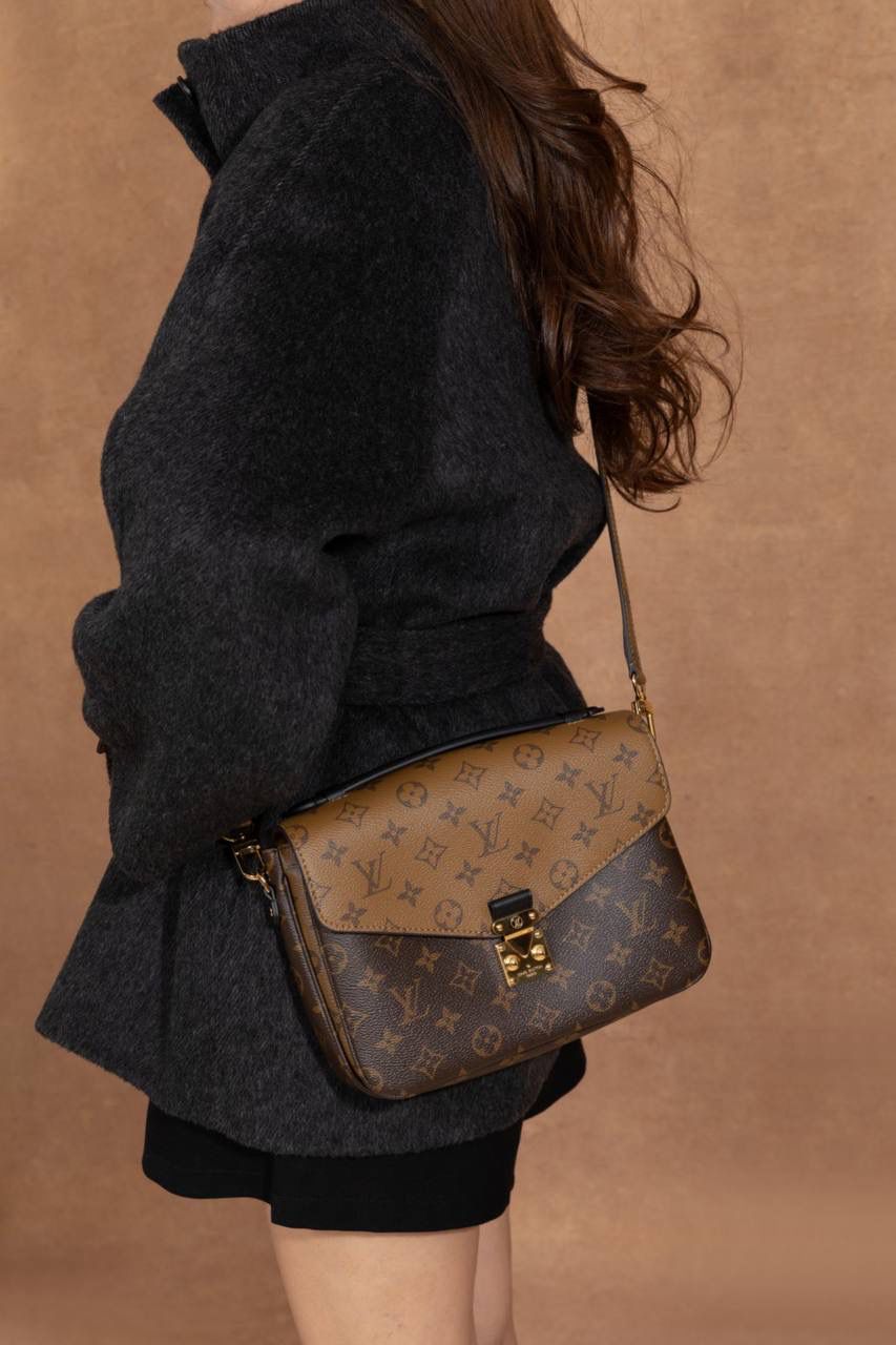 LV POCHETTE METIS 🎀大邮差包 法国原厂皮 + 全钢五金 摸起来就是不一样，质感很高级，拿在手上很有 feel 💼 📏 尺寸 25 × 19 × 7cm 大小刚刚好，不大不小，日常背超级舒服～ 这款真的是 女生一定要有的一颗包 👜 经典中带点可爱，耐看又百搭～ 经典老花配上 黄花色调 💛 让原本很经典的邮差包，看起来更年轻、更时尚✨ 不老气、不无聊，反而越看越喜欢～ 里面还有 隔层设计，真的很能装 👍 手机、钱包、化妆品统统 OK～ 不管日常出门还是凹造型，都很加分 💃