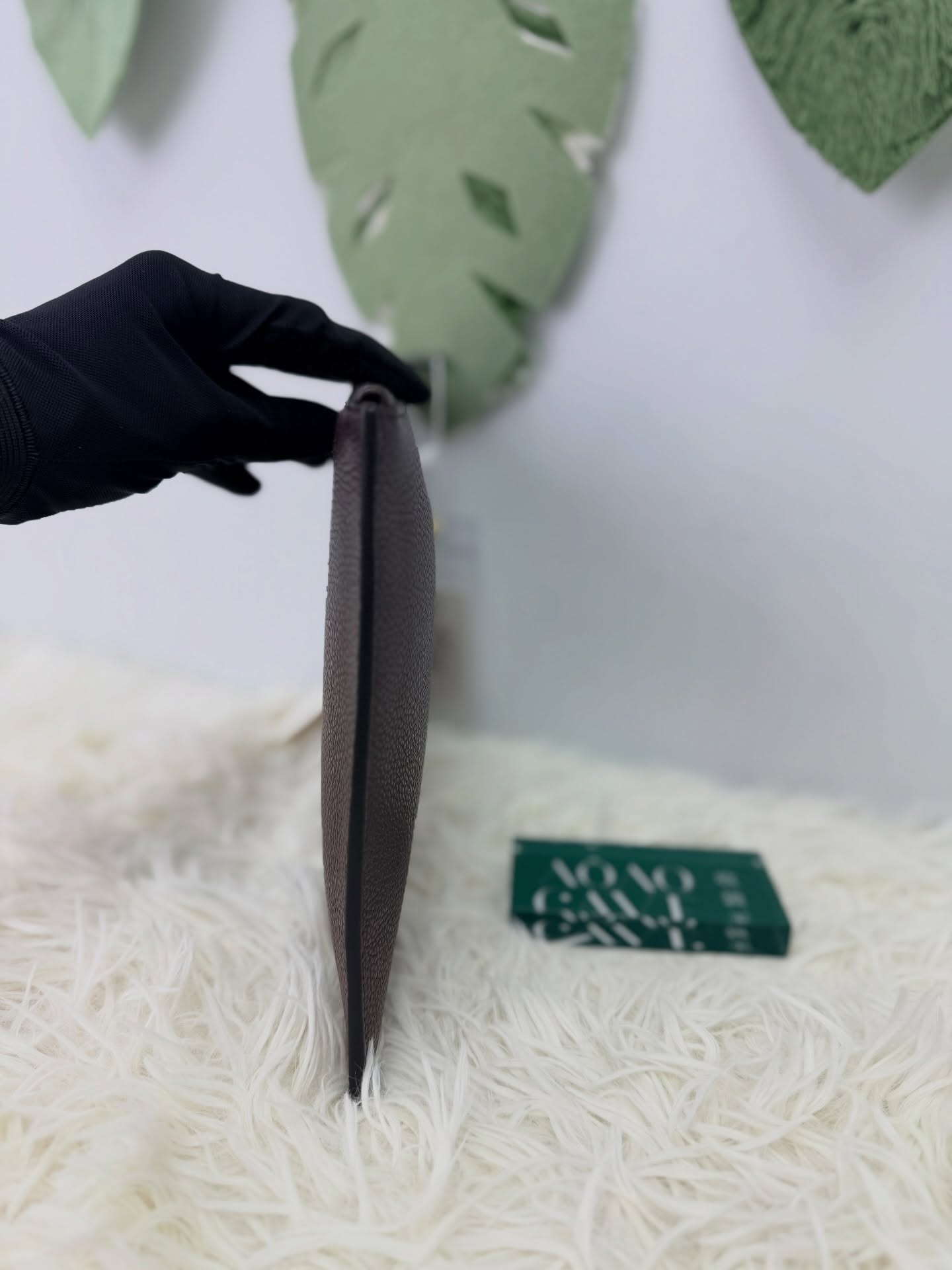 Dior🌟紫色牛皮 公文包 手拿包💜  27*0.5*19cm  內裡有放卡片位置❣️  #AOAOCAVEDIOR🫶🏻  配件 - 塵袋🫶🏻 💰價錢 - $2680 NEW  #收袋王  喜歡的話快點pm我們💓 銷售熱線51111 321  我們服務包括有：手袋飾物回收、手袋置換(一換一、一換多也可以） 、專業手袋鑑證、專業手袋護理  購買方法 🏢親臨門市 荃灣南豐中心15樓1521室（荃灣地鐵站a出口1分鐘到）敬請預約 ❤️只賣正品正貨，任驗💓🫰🏻 ❤️‍🔥本店為香港註冊公司絕對真貨，信心保證👍🏻 🫰🏻本店設有鑑證服務，有駐場鑑證師  ✨歡迎追蹤我哋各個平台緊貼最新優惠x貨品🔥😍 👇🏻👇🏻👇🏻👇🏻👇🏻👇🏻👇🏻👇🏻  ⭐️Instagram: aoaocave  🌈Facebook: aoaocave收袋王  🔥Carousell: acluxuryhk  👆🏻👆🏻👆🏻👆🏻👆🏻👆🏻👆🏻👆🏻  ___________________________  Disclaimer🫰🏻All trademarks and copyrights are reserved to the original brand holders. @AOAOCAVE sells only authentic goods and is not affiliated with any of the brands mentioned.  @AOAOCAVE 跟任何品牌無關，而且沒有持有任何品牌資版權，亦沒有與任何品牌合作。所有商標及版權歸屬於品牌坊所有，帖子只作分享用途。  #aoaocave #acluxuryhk #手袋回收 二手名牌手袋 名牌買賣 女名牌名牌手袋名牌代購中古名牌二手名牌手袋