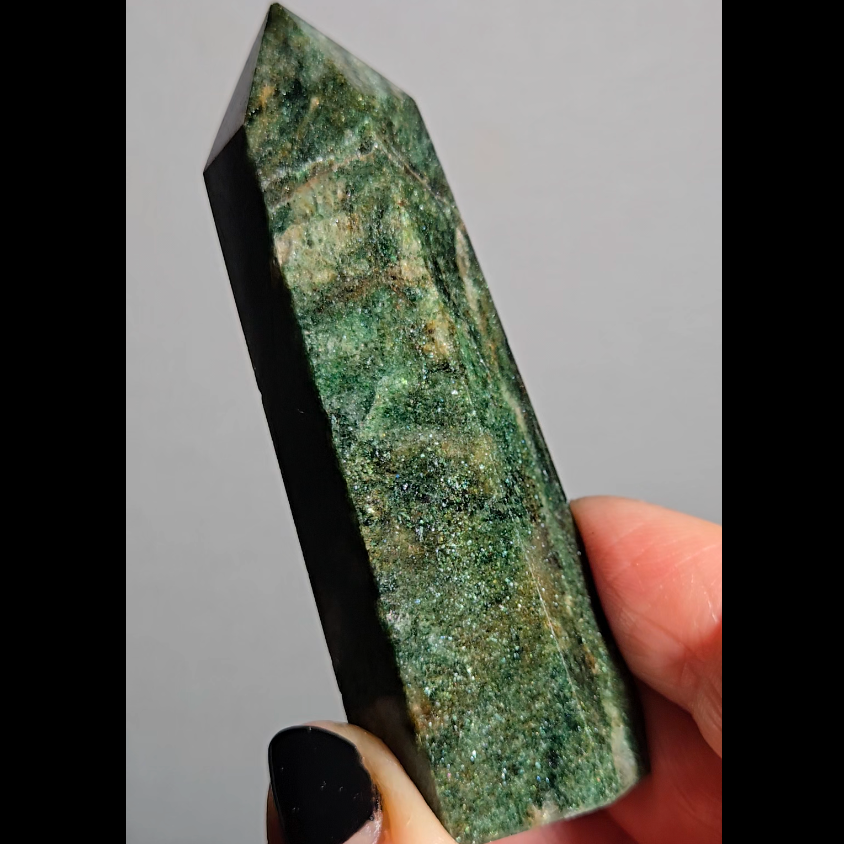 Green mica fuchsite tower with beautiful marbling - MCA66