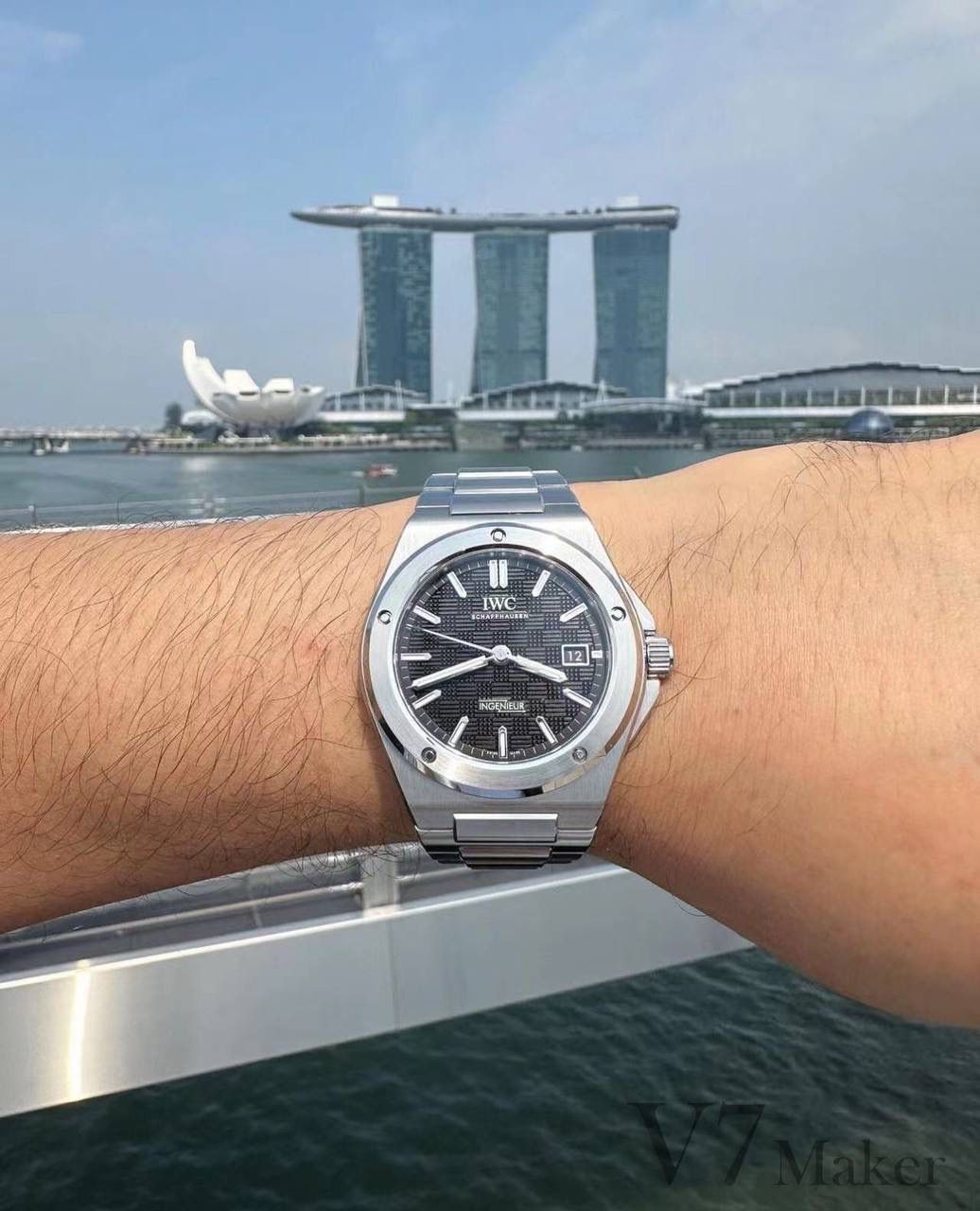 V7厂 七星推荐之 Ingenieur工程师腕表 IWC 在2023年 Watches & Wonders Geneva 推出新一代 Ingenieur 工程师腕表，由杰罗尊达设计，回归复刻 Gérald Genta 1970年代设计的经典之作 Ref. 1832。 40mm 表壳融合垂直拉丝、环形拉丝及镜面抛光工艺，精心重构的线条呈现更柔和流畅的轮廓。厚度为10.7mm。 表圈由5颗螺丝紧紧固定，表耳细节及H形表链采用更符合人体工程学的新设计，能够更舒适贴合手腕。