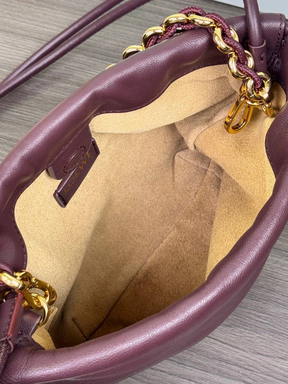 🎈迷你链条款𝙁𝙡𝙖𝙢𝙚𝙣𝙘𝙤 𝙋𝙪𝙧𝙨𝙚羊皮 ——【勃艮第红】 尺寸：𝟐𝟑.𝟓-𝟓-𝟏𝟕𝐜𝐦 编码：062347 👉🏻延续福袋收缩绳褶皱设计，羊皮包身手感细腻柔软❤️ 👉🏻链条肩带➕皮肩带的双肩带设计，时尚百搭，给足了集美们多样化的选择。肩带可拆卸可调节，磁扣开合，正面烫金𝙇𝙤𝙜𝙤，呈现出高贵典雅的视觉感😍 👉🏻独家背景➕独家品质➕独家全套砖柜礼盒套装，市场高端品质皆在我手✌🏻