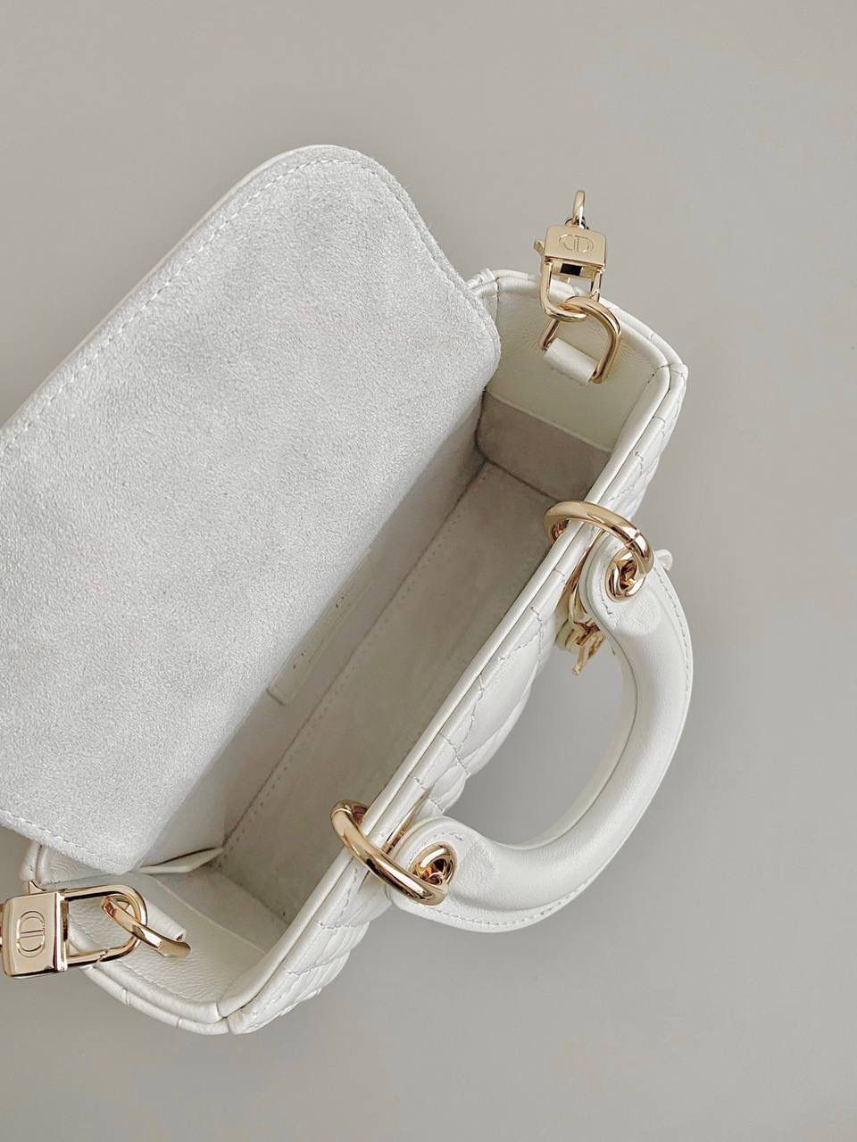 白色超迷你🎀 𝗗𝗶𝗼𝗿 𝗗-𝗝𝗼𝘆 𝗯𝗮𝗴羊皮2023早春款 时尚果然就是轮回，回归了一把中古戴妃 长方包形，短链条➕细长肩带直接封神！！😍😍 复古时髦感超强，真是什么场合都可以把住 绝对是lady中的天花板了，强势出圈啦姐妹们 17.5×10.5×6cm