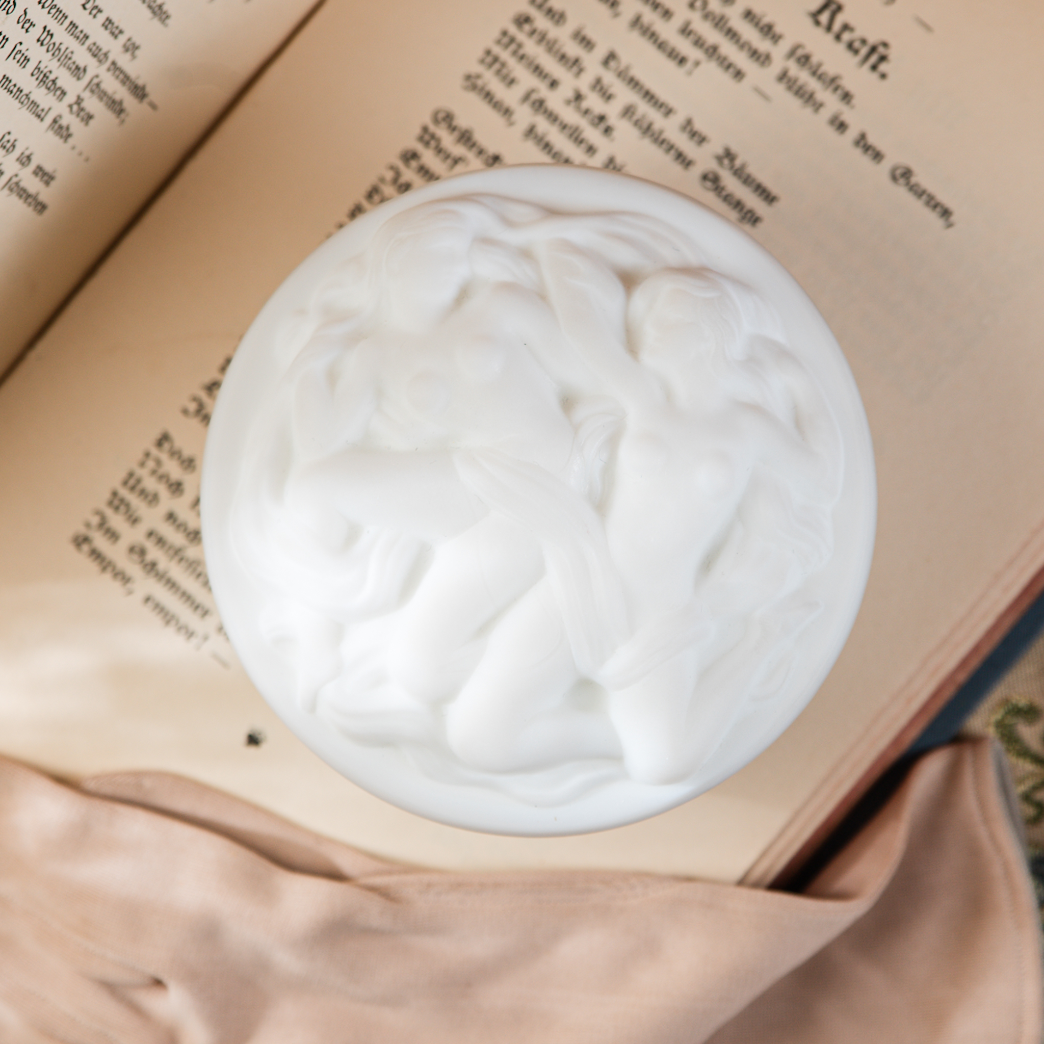 Rare! 1960s New Old Stock West German Nude Goddess 3D Sculpture Milk Glass Trinket Box(MZ017)