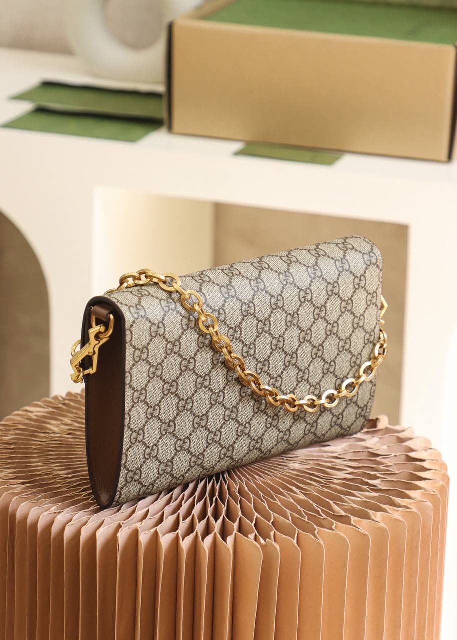 𝐇𝐨𝐫𝐬𝐞𝐛𝐢𝐭 马衔扣系列 #677286#原厂皮▪️ ☑️尺寸：26*16*4cm 这款1955系列马衔扣 配有两条可拆卸的肩带 一条经典的红绿织带 演绎经典的味道 一条金属链条设计 充分诠释了品牌的实用设计 两条肩带拆卸 🉑️当手拿包 ✅标志性的马衔扣五金 代表了经典的诠释 低调而优雅气质的搭配 必备神器！🔥