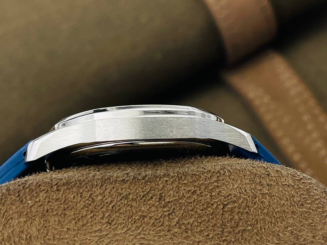 最强版本来袭 百达.翡丽AQUANAUT女装款石英系列，打造市面最佳副本，带来全网最佳体验，英姿飒爽，典藏奢华！欢迎女神品鉴！ 1⃣️【表壳】 1.腕表尺寸35.6 毫米X 9.5毫米！圆润的八角形表壳与原装一致，保持着复古的造型和精湛的做工。 2.旋入式把头设计和实心底盖结构吻合与原版。 3.表圈镶嵌46颗顶级施华洛世奇水晶（1克拉）表壳镶嵌88颗顶级施华洛世奇水晶（1.91克拉） 2⃣️【精彩细节】 1.采用与原装一致的天然复合橡胶（Tropical）材质，经久耐磨，可抵抗海水侵蚀和紫外线辐射。 2.完美克隆Aquanaut经典式折叠式表扣，即使在非常细小的拐角处上也做有倒角润饰，确保还原正品般的舒适感。