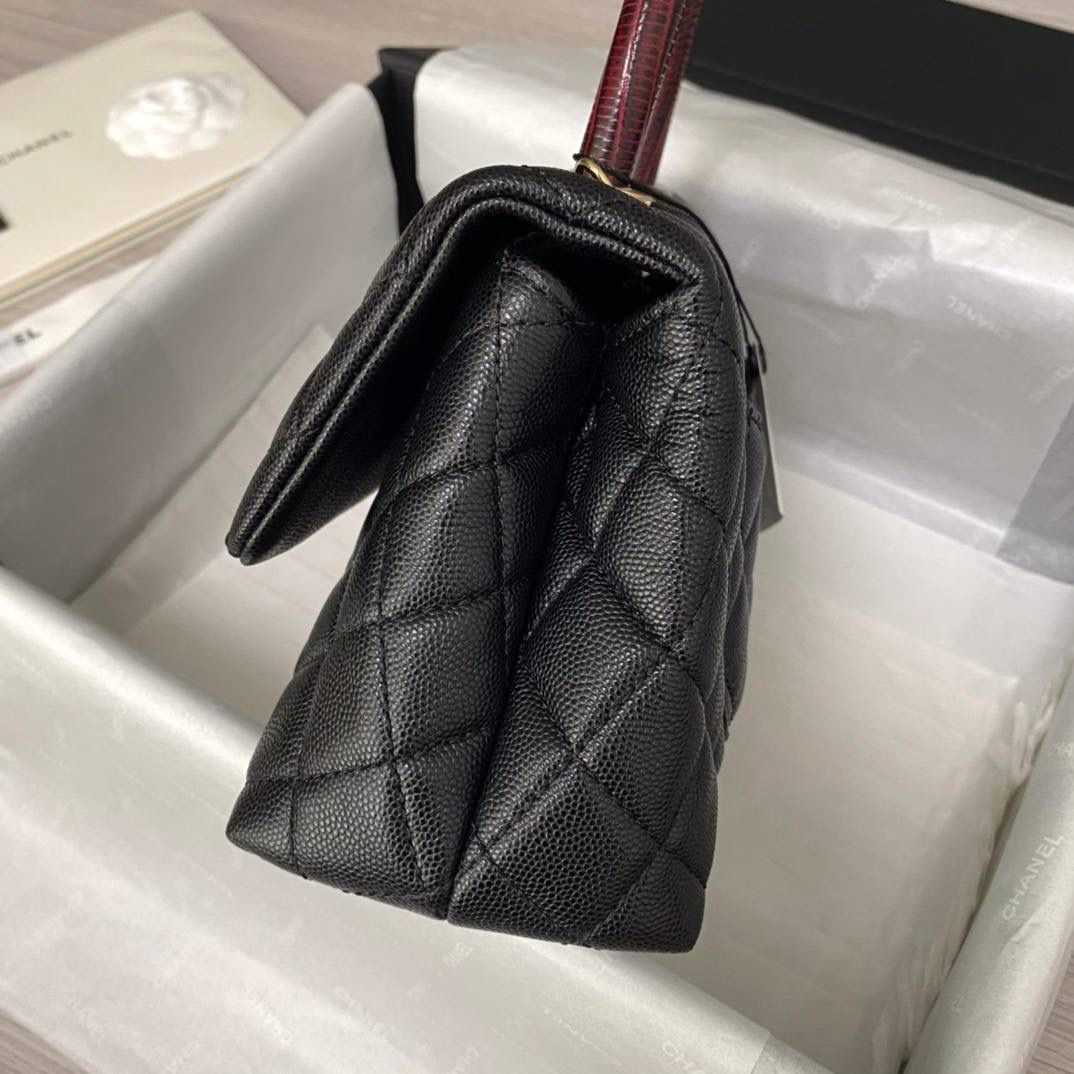 coco handle小号黑荔枝纹配枣红蜥蜴皮，和CF一个渠道的尾单货，拿过的都不用多介绍啦！❤️‍🔥❤️‍🔥 尺寸:14 X 24 X 10cm