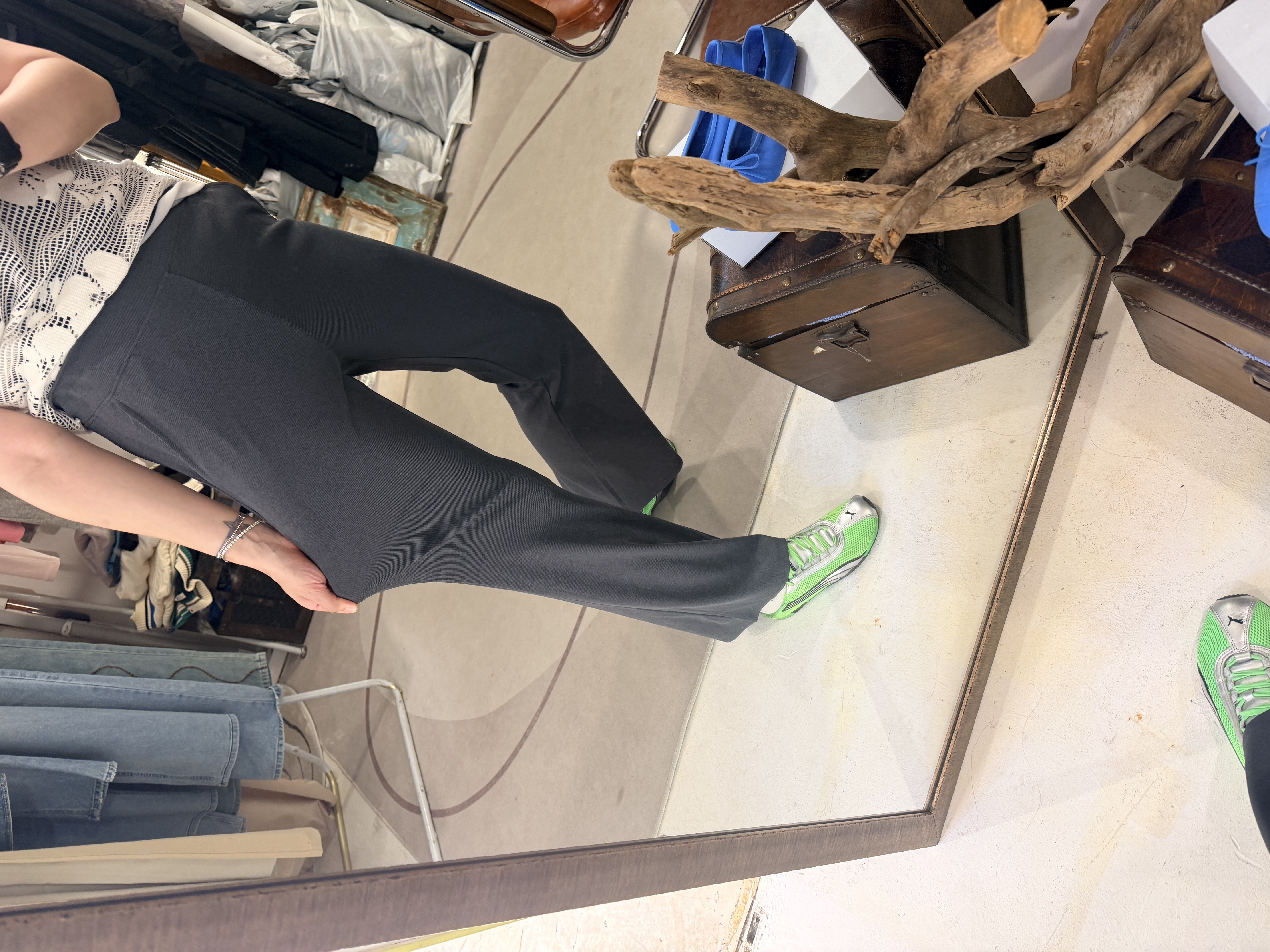Elastic pants with pocket 