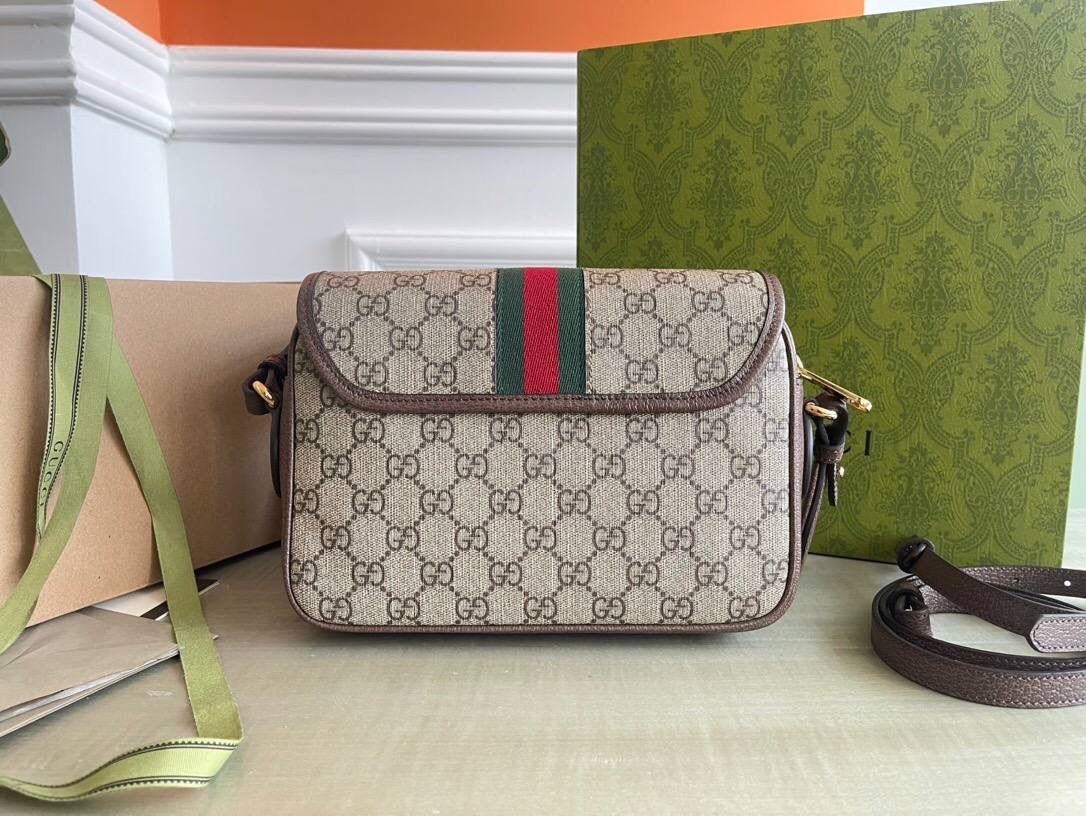 独家特级正品 🔥 ophidia系列 型号：722117 尺寸：23*17*7具一格的全新方式焕新演绎。金属孔眼和铆钉设计不仅是对传统造型的诠释，更不禁让人想起朋克风格，令典藏款型呈现别具一格的魅力风尚。这款小号肩带包采用品牌标志性的米色和乌木色传统配色gg supreme帆布制成，塑就俏皮的对比感🎀🤟🏻