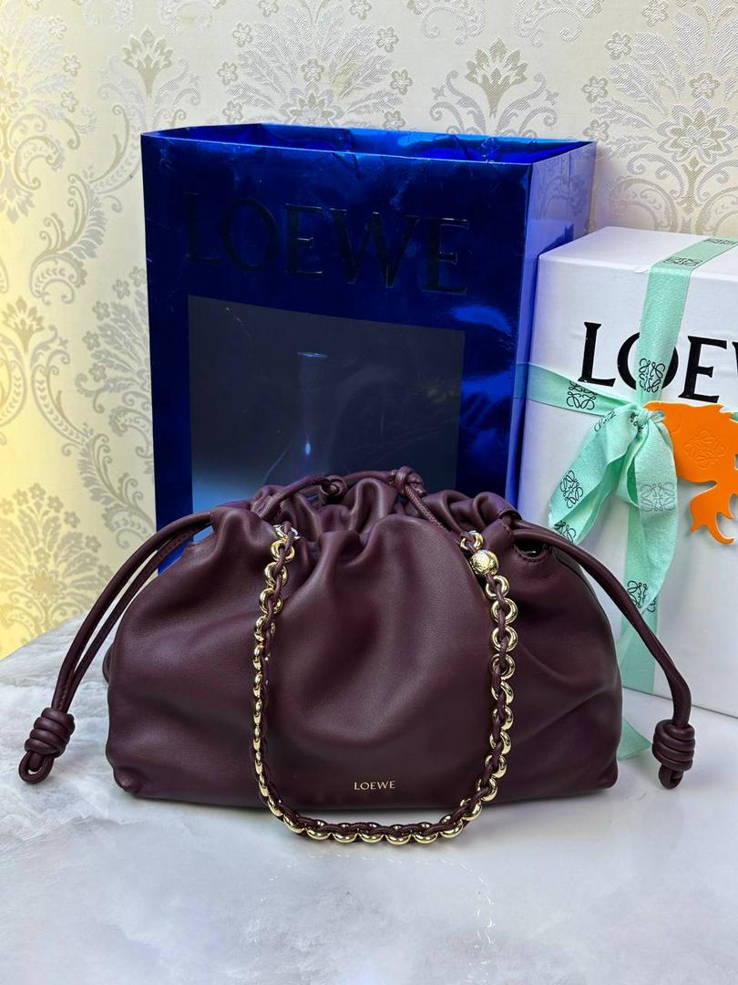 🎈中号链条款𝙁𝙡𝙖𝙢𝙚𝙣𝙘𝙤 𝙋𝙪𝙧𝙨𝙚羊皮 ——【酒红色】 尺寸：𝟯𝟬-𝟭𝟬.𝟓-𝟮𝟬𝐜𝐦 编码：012403 👉🏻延续福袋收缩绳褶皱设计，羊皮包身手感细腻柔软❤️ 👉🏻链条肩带➕皮肩带的双肩带设计，时尚百搭，给足了集美们多样化的选择。肩带可拆卸可调节，磁扣开合，正面烫金𝙇𝙤𝙜𝙤，呈现出高贵典雅的视觉感😍 👉🏻独家背景➕独家品质➕独家全套砖柜礼盒套装，市场高端品质皆在我手✌🏻