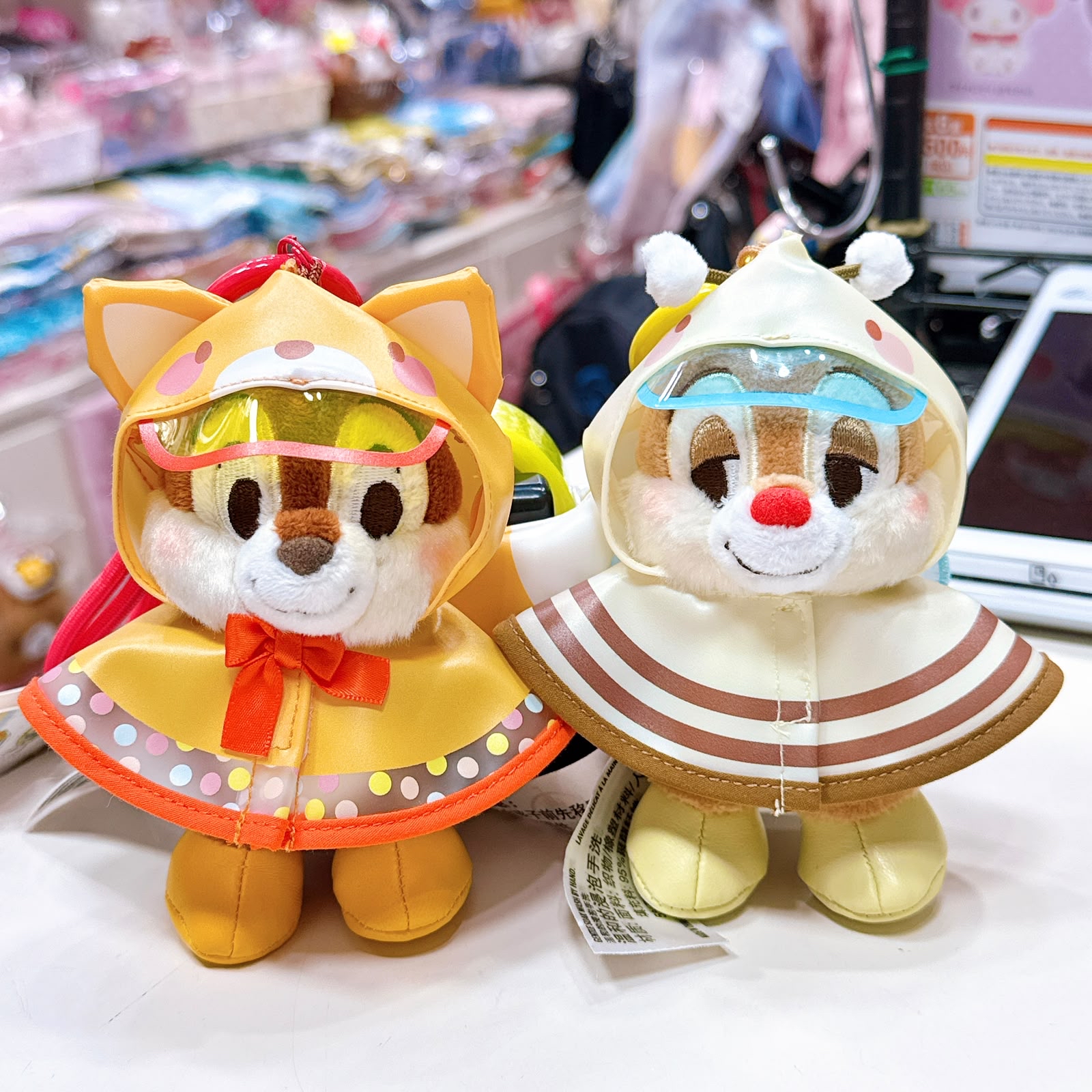 上海迪士尼樂園園內限定 chip and dale 雨天系列公仔掛飾 一對發售