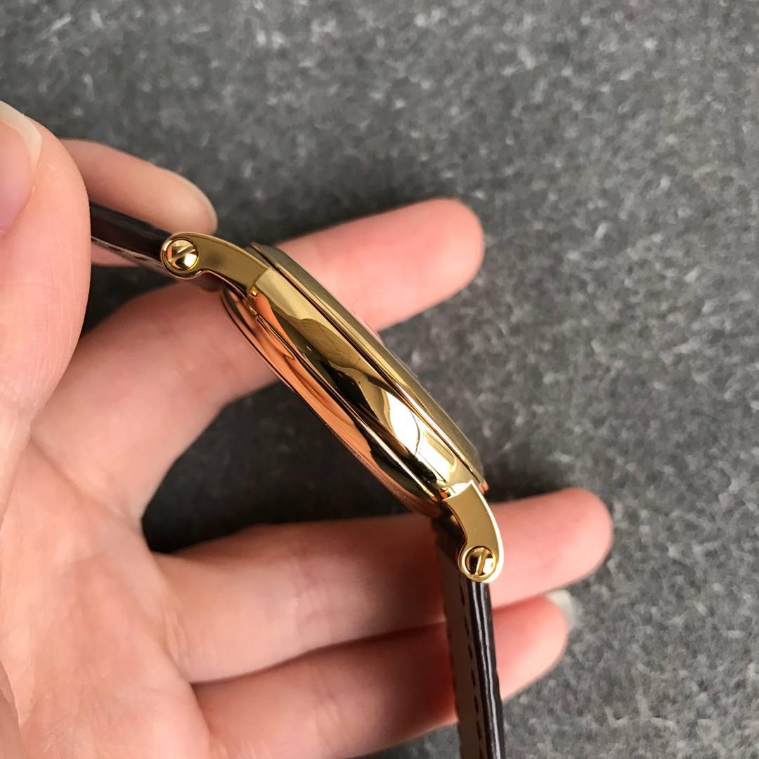 百达翡丽古典5153系列⚜️ 腕表尺寸38mmX10mm 1.表壳打磨：为了追求正品温润如玉的效果，ZF制表师精磨细造，慢工出细活。 2.防尘盖与壳体的衔接机制，有媲美带正品一样的清脆手感。 3.刻度和指针，采用最新的贵金属电镀工艺处理，效果更上一层楼。 4.“锅盖型”微凸蓝宝表镜，版型与正品一致，效果通透，辨时清晰。 5.贵金属钢印立体规范，清晰生动！ 【引领一体机时代】采用定制版Cal.324一体机——更薄，更稳，更像。最重要的是仿真度直线上升了。 【表带】经典意大利小牛皮表带，纹路清晰，质感好。搭配圈市面最顶级的百达翡丽灯笼表扣，通用原装无压力。