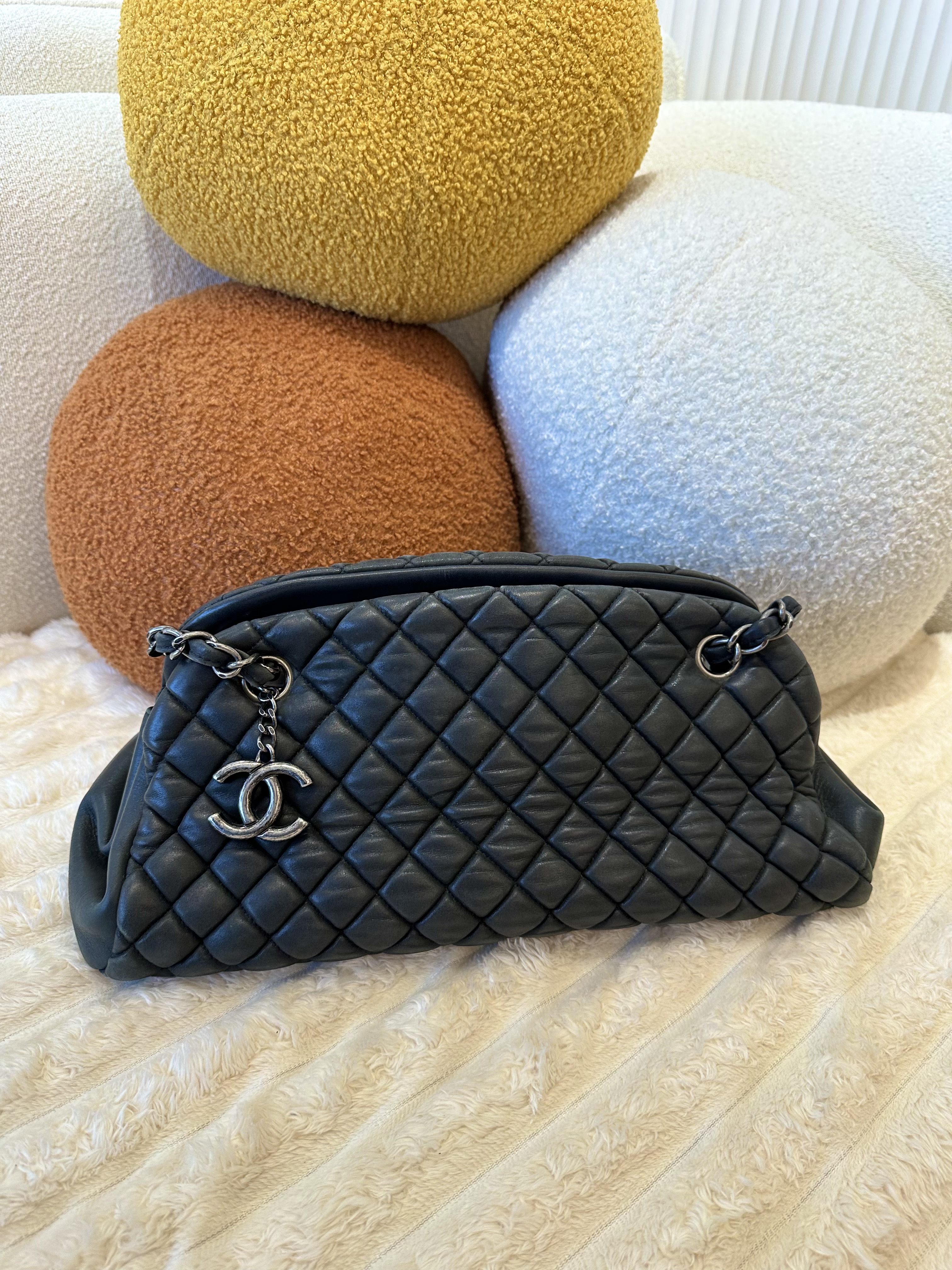 Pre-Owned CHANEL Vintage Mademoiselle Bag / Product Code: 24101103