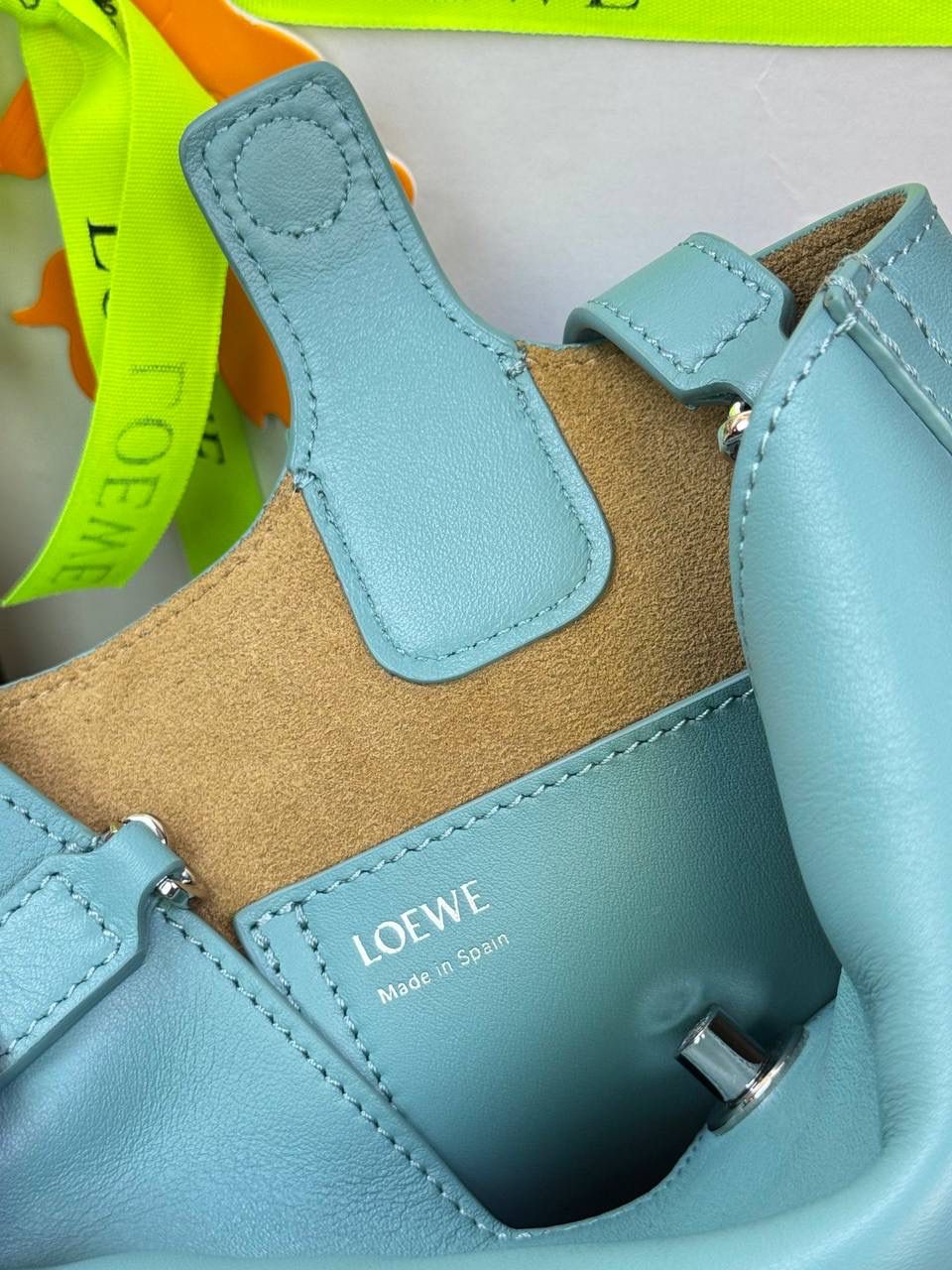 ♥️𝙈𝙞𝙣𝙞 𝙋𝙚𝙗𝙗𝙡𝙚 𝘽𝙪𝙘𝙠𝙚𝙩 ——【水蓝色】 尺寸：𝟏𝟔-𝟏𝟔-𝟗.𝟓𝐜𝐦 编码：062339 🎈标志性Anagram鹅卵石点缀，配以纯粹简约线条以及瞩目设计风格，诠释全新𝙋𝙚𝙗𝙗𝙡𝙚手袋👜 🎈自带一根🉑拆卸🉑调节的肩带，一包多背，多样化风格，秀场大放异彩😀内里容量超大，日常实用性强👌 🎈配全套专柜礼盒🎁，给你满满的仪式感👀