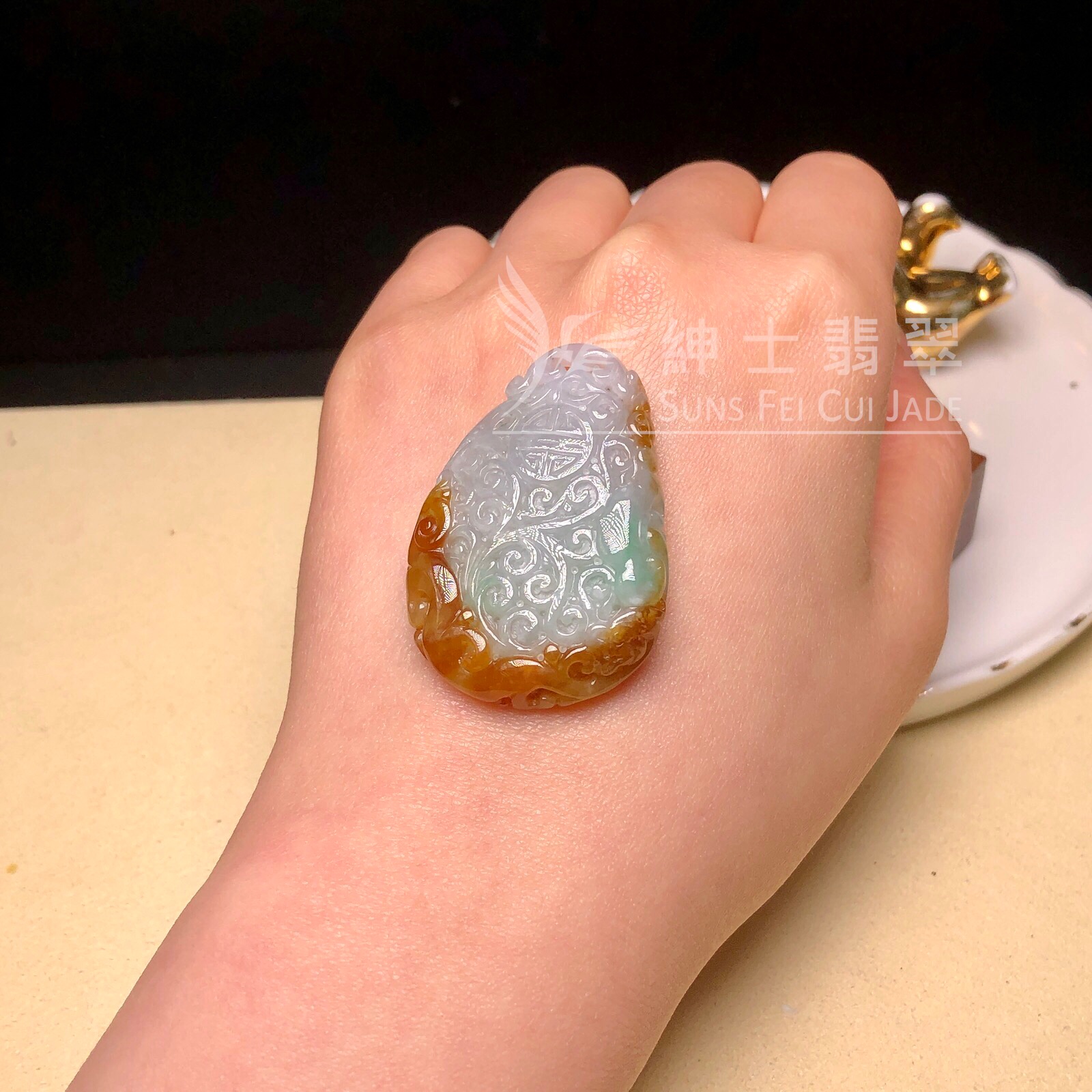 YK01139 翡飄翠復古雕花牌