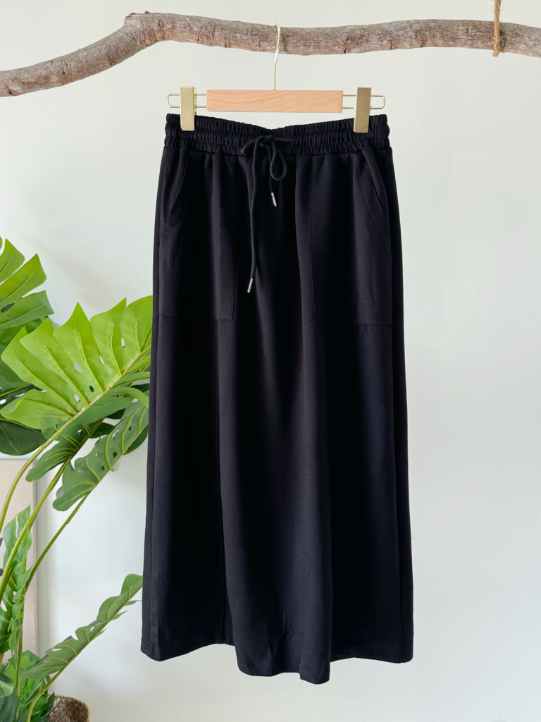 纯色系运动风七分半裙