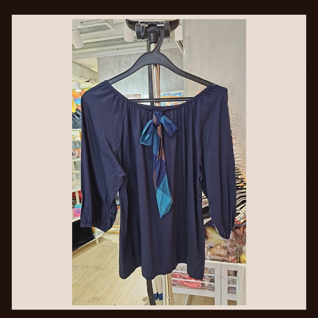 🎀 優雅焦點：格紋繫帶泡泡袖深藍上衣