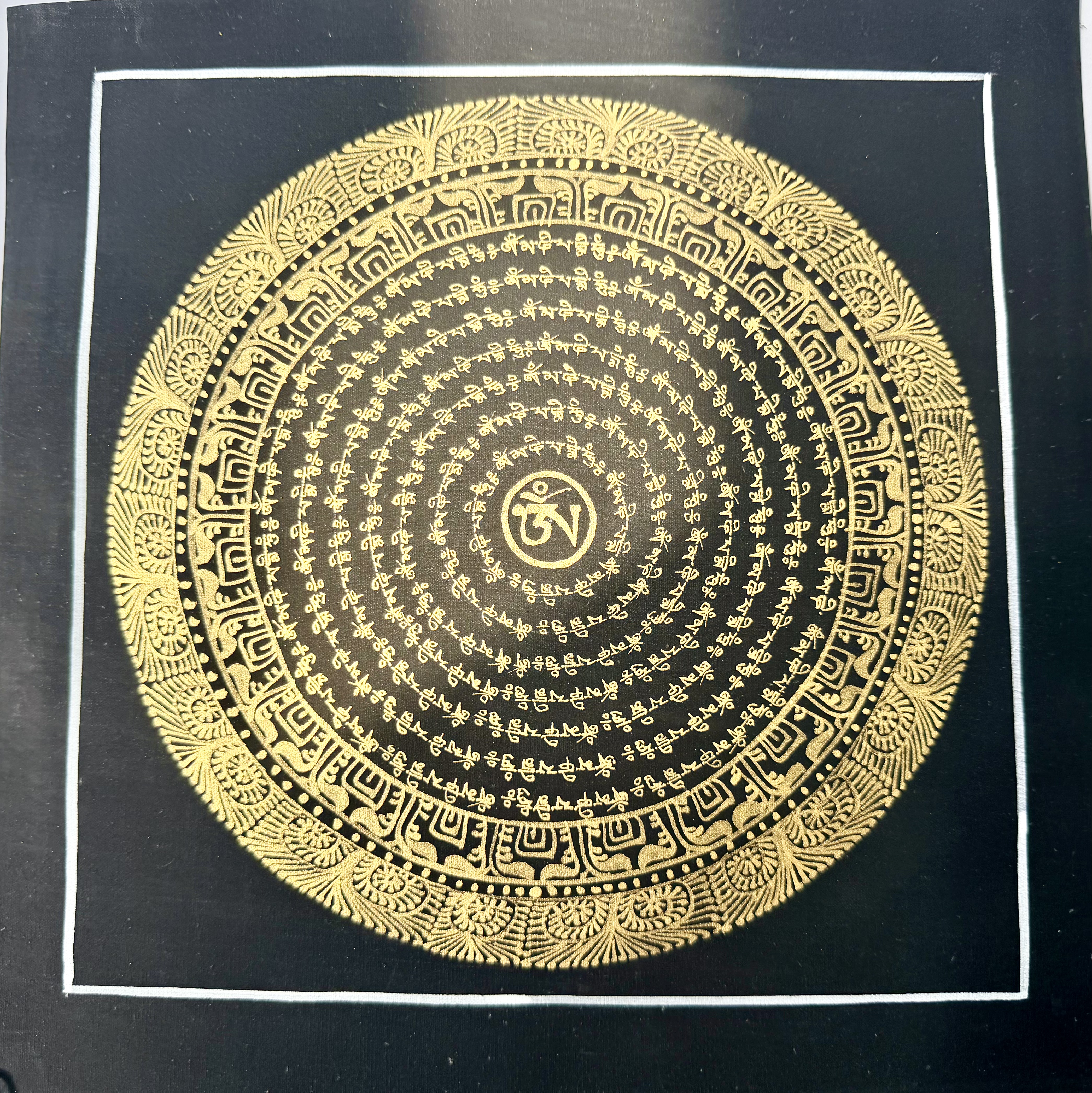 #9 尼泊爾三大廟加持手繪唐卡～OM 字，六字大明咒黑金唐卡 ，約26.5cm 外，內22.5