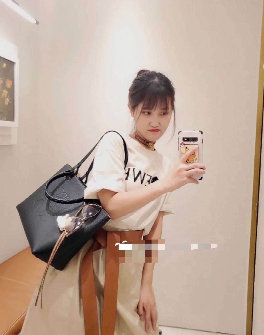 *𝘈𝘯𝘢𝘨𝘳𝘢𝘮 𝘛𝘰𝘵𝘦 印花托特包 #曾黎同款#优雅知性，气质十足 ✅ 尺寸:𝟐𝟗-𝟏𝟒-𝟐𝟓𝐜𝐦 编码:011830 颜色:铁灰色 将品牌经典图案融入皮革其中，形成了一个标志 里外牛皮革与编制提手让整个包都挺括了起来，质感满满，将实用性最大化，容量感人，十分适合日常，不禁感叹Lo罗家的细节与品质！