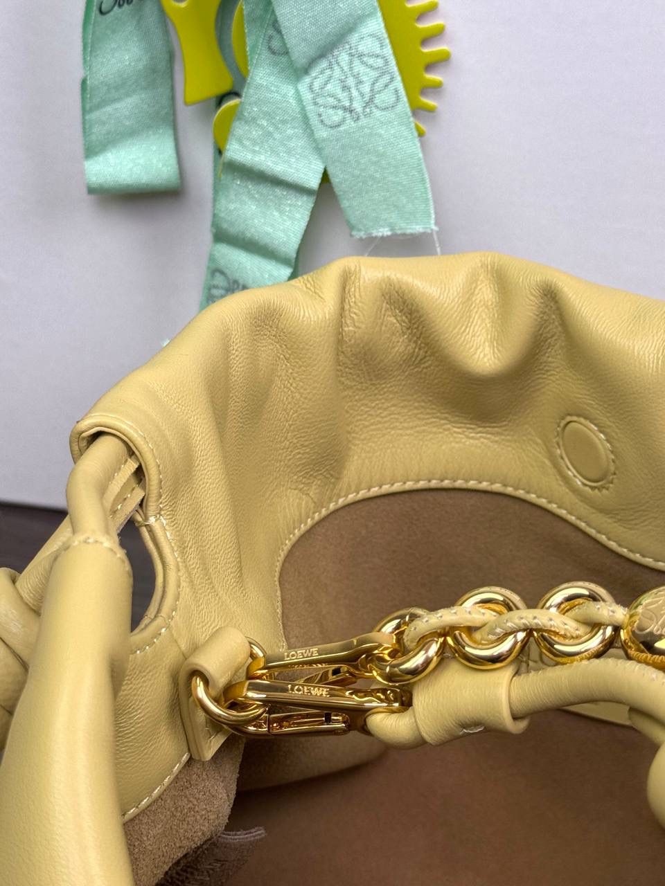 🎈中号链条款𝙁𝙡𝙖𝙢𝙚𝙣𝙘𝙤 𝙋𝙪𝙧𝙨𝙚羊皮 ——【黄油色】 尺寸：𝟯𝟬-𝟭𝟬.𝟓-𝟮𝟬𝐜𝐦 编码：012403 【配全套礼盒】 👉🏻延续福袋收缩绳褶皱设计，羊皮包身手感细腻柔软❤️ 👉🏻链条肩带➕皮肩带的双肩带设计，时尚百搭，给足了集美们多样化的选择。肩带可拆卸可调节，磁扣开合，正面烫金𝙇𝙤𝙜𝙤，呈现出高贵典雅的视觉感😍 👉🏻独家背景➕独家品质➕独家全套砖柜礼盒套装，市场高端品质皆在我手✌🏻