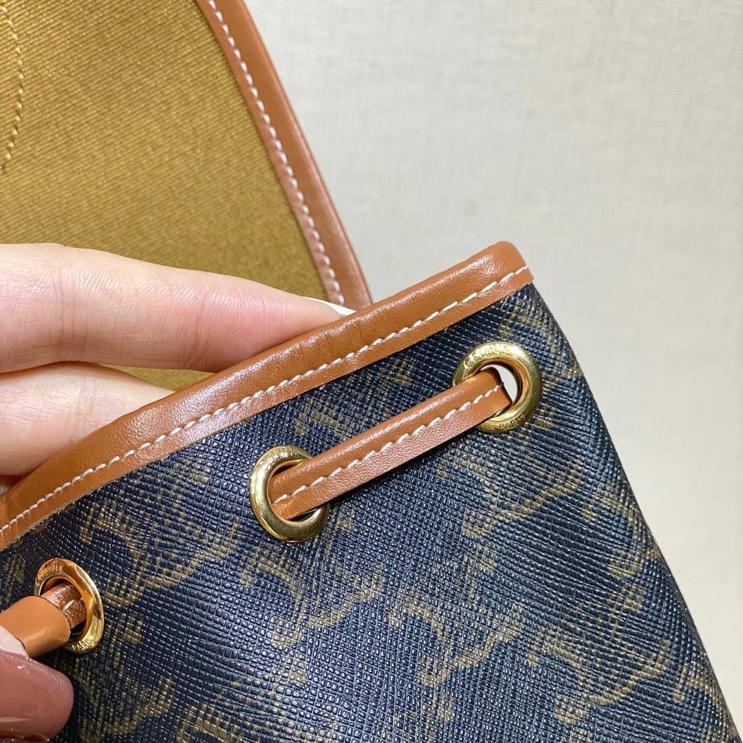 🔥大货实拍图 𝗖𝗘𝗟𝗜𝗡𝗘 ♥𝗧𝗥𝗜𝗢𝗠𝗣𝗛𝗘 𝗖𝗔𝗡𝗩𝗔𝗦 𝗙𝗢𝗟𝗖𝗢 型号：197662 尺寸：17*20*10cm 本命老花mini凯旋门背包🤎复古小巧，实用性设计🔥肩带长度可调节，单肩斜挎都很好看！