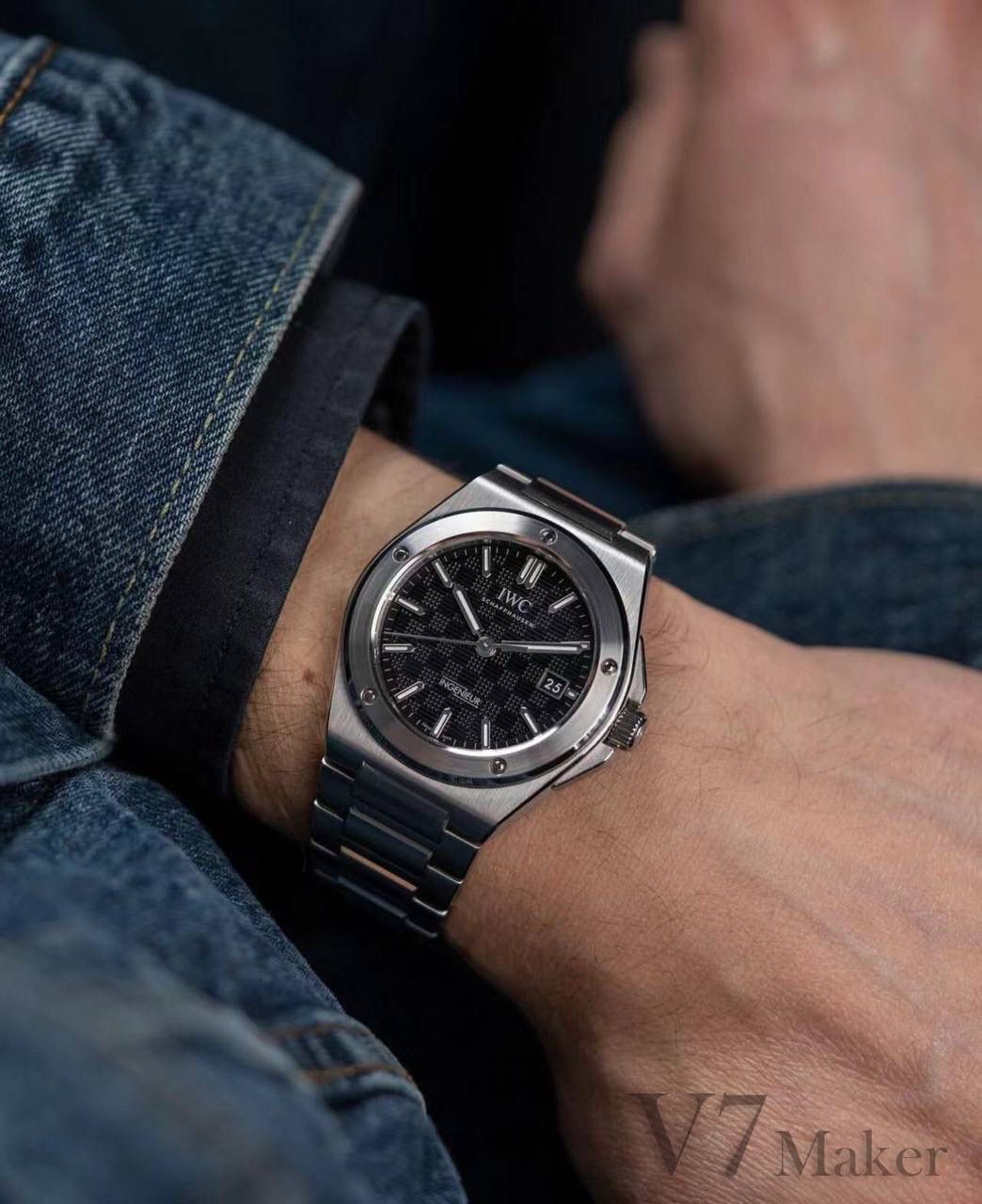 V7厂 七星推荐之 Ingenieur工程师腕表 IWC 在2023年 Watches & Wonders Geneva 推出新一代 Ingenieur 工程师腕表，由杰罗尊达设计，回归复刻 Gérald Genta 1970年代设计的经典之作 Ref. 1832。 40mm 表壳融合垂直拉丝、环形拉丝及镜面抛光工艺，精心重构的线条呈现更柔和流畅的轮廓。厚度为10.7mm。 表圈由5颗螺丝紧紧固定，表耳细节及H形表链采用更符合人体工程学的新设计，能够更舒适贴合手腕。