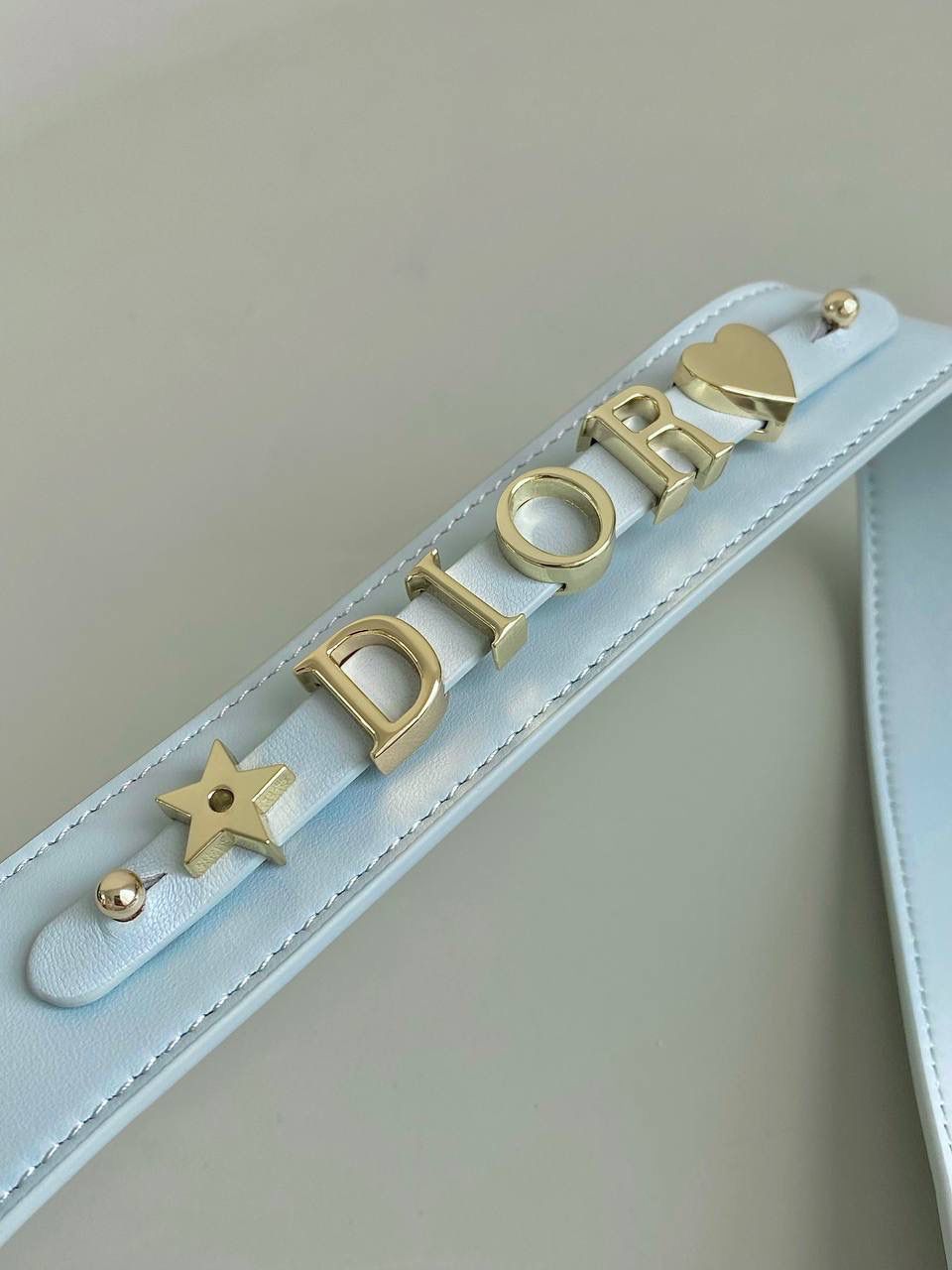 🈶湖水蓝「剩少量」 𝗗𝗜𝗢𝗥 𝗟𝗮𝗱𝘆羊皮四格金扣 秋季新颜色太甜太美了！奶呼呼的 不是正baby 蓝哈！别被网图滤镜误导了 清澈澄明的湖水颜色，是一种淡色调带绿的蓝 就会在不同光线角度下，呈现偏绿或偏蓝调 特别温柔清冽，像夏日的风一样温凉如水 干净纯粹，柔和中有股力量带来的平静感 整个人都被治愈了啊啊啊！！ 进口原厂羊皮➕全钢五金，终极版 （配8个五金图案 全套包装） 20×16.5×8cm 4123