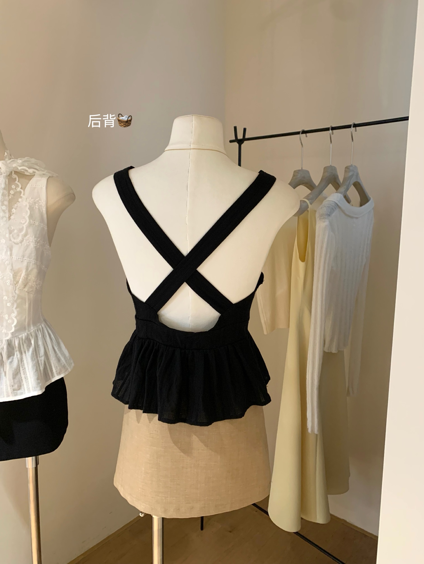 4480 交叉露背吊带上衣