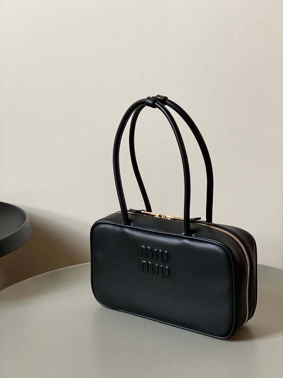 🈶黑色 | 小号 𝗠𝗶𝘂𝗠𝗶𝘂公文包，大爆款 谁懂啊！小号也太好背了 今年九月份新推出的新尺寸❗️小个子的大福音哇！ 大号hold不住的姐妹，这个号就非常合适了！ 手拎肩背都刚刚好，小巧又不压个子 小号：18×30×9cm #F0020m 大号：23x34x10cm