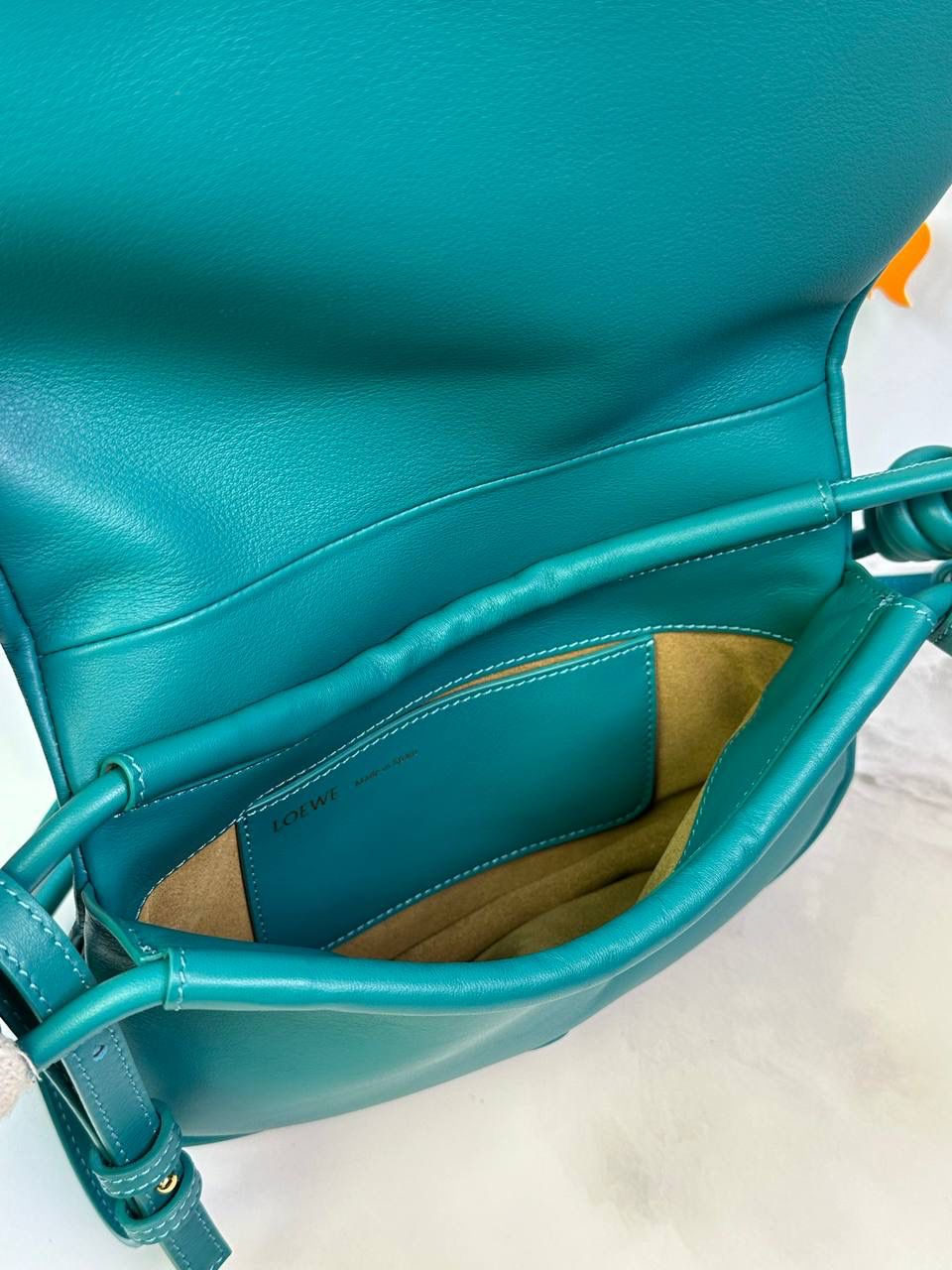 全新*𝙋𝙖𝙨𝙚𝙤 𝙨𝙖𝙩𝙘𝙝𝙚𝙡 手袋🛍️【祖母绿】 —— 朕品1w7➕😘 尺寸:𝟐𝟓-𝟏𝟕-𝟖𝐜𝐦 编码:062318 ✅做工精致，廓形简洁优雅，独特、柔软的褶襇结构，超轻盈构造，纳帕软牛皮革（里外全皮），顶部饰有flamenco螺旋绳结。 ✅配置双肩带，短手柄肩带可做腋下包不可拆卸，长肩带可肩背可斜挎可拆卸调节，磁扣开合设计，多种背法随心所欲❤