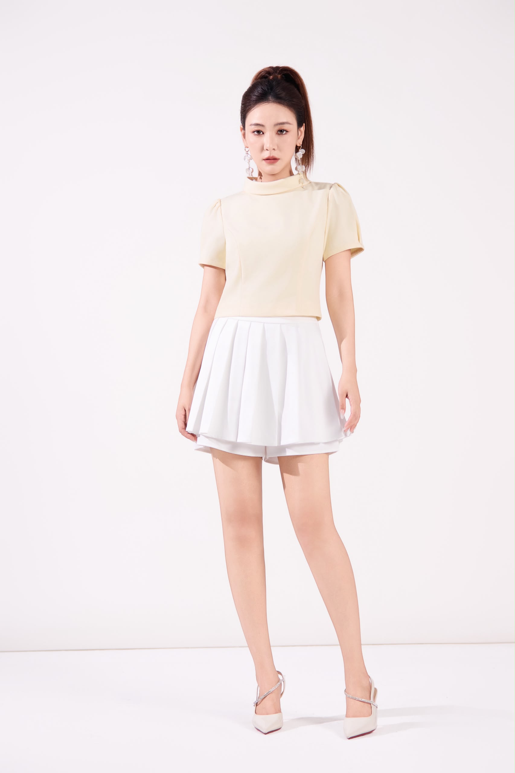 10141375 Elegant Mock Neck Puff Sleeve Top