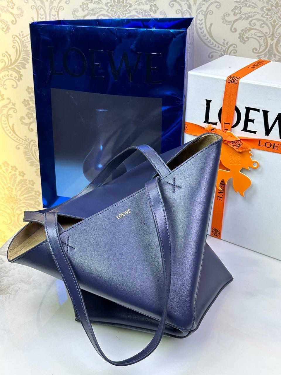 *𝐏𝐮𝐳𝐳𝐥𝐞 𝐅𝐨𝐥𝐝折叠手袋👜*（深邃蓝） ——全新【𝗡𝗘𝗪】升级‼️ 延续经典𝙋𝙪𝙯𝙯𝙡𝙚的标志性几何裁剪设计，新晋顶流🅰️𝙋𝙪𝙯𝙯𝙡𝙚 𝙁𝙤𝙡𝙚 𝙏𝙤𝙩𝙚以折纸包为灵感，升级成🉑完全折叠‼️的结构，立体与平面任意切换，出差旅行🧳必备单品。小牛皮材质轻且柔软，𝐌𝐢𝐧𝐢尺寸搭配一条可拆卸式肩带，手提，肩背，斜挎多样化背法✨ 尺寸：𝟐𝟓.𝟓-𝟏𝟒.𝟓-𝟑𝟏.𝟓cm 款号：052316