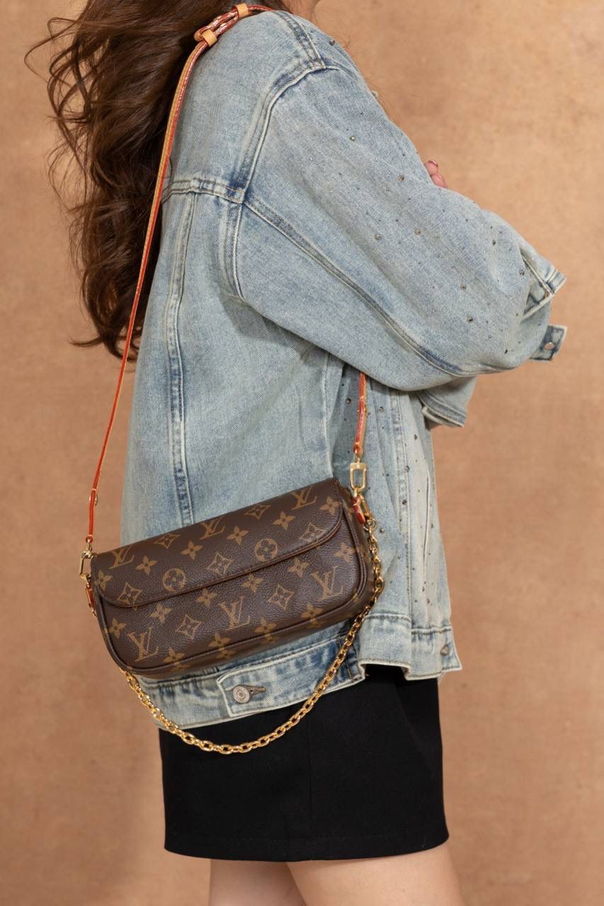 𝐖𝐀𝐋𝐋𝐄𝐓 𝐎𝐍 𝐂𝐇𝐀𝐈𝐍 𝐈𝐕𝐘😍 ▪️【上身图 供参考▪️】背上这款包包，瞬间化身精致的时髦精。它的设计造型时尚百搭，随意搭配都是颜值天花板🥹💕 双链条设计可单肩可斜挎✅