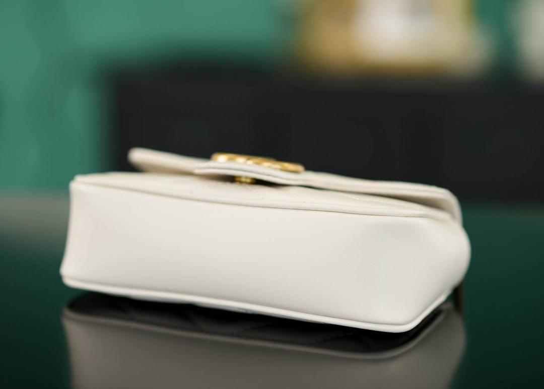 👜Marmont系列肩背包经典款 白色 mini16.5cm💕 （原厂皮 全铜五金） 正品售价,500 GG家的招牌款 原厂牛皮搭配经典的双G扣，复古做旧风格 一只超可爱的小奶油~喜欢小包入它准没错 官方款号 476433 尺寸小号：21x12x5cm 尺寸迷你：16.5x10x5cm