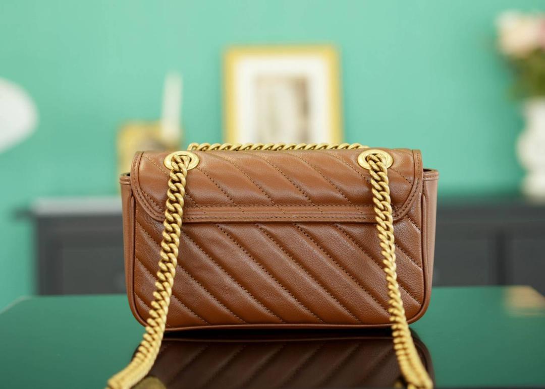 👜Marmont系列肩背包经典款 焦糖色 22cm💕 （原厂皮 全铜五金） 正品售价¥18.000 独家原厂皮发售 限量级别 GG招牌款，镇店之宝 焦糖色满满复古气息！ 原厂牛皮搭配经典的双G扣，复古做旧风格 经典百搭~ 官方款号 446744 尺寸小号：22x13x6cm 尺寸大号：26x15x7cm