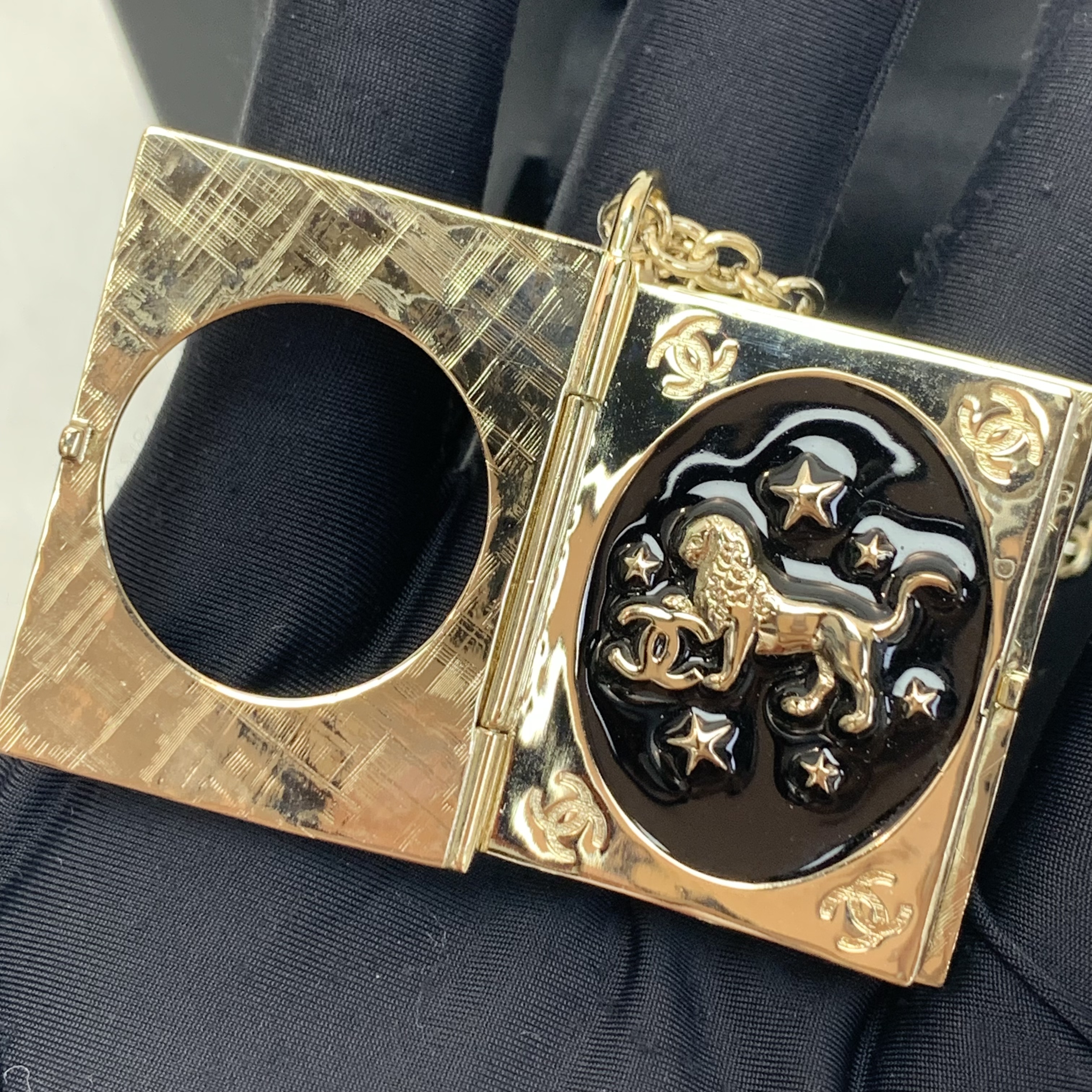 Chanel 黑金獅子書頸鏈
