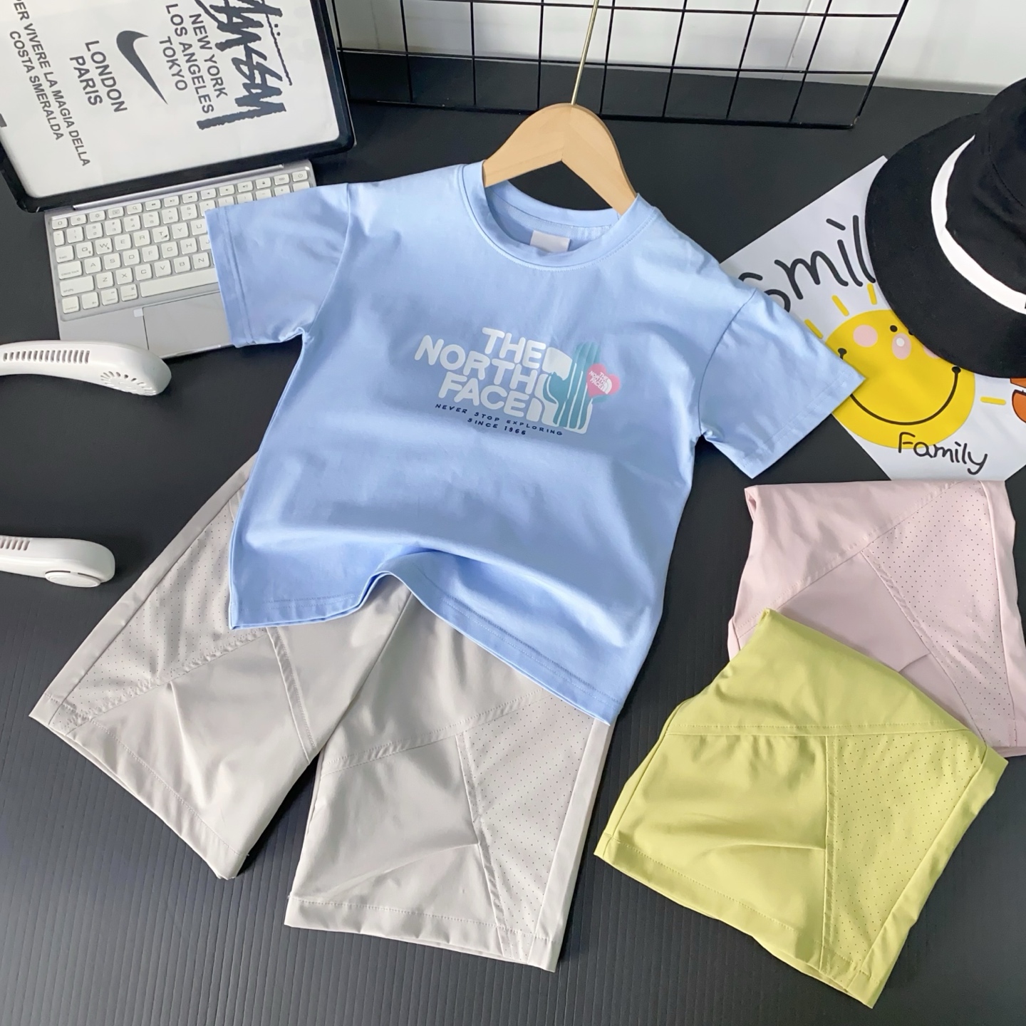 $140套。2套起$135套。TNF 男女童透氣套裝