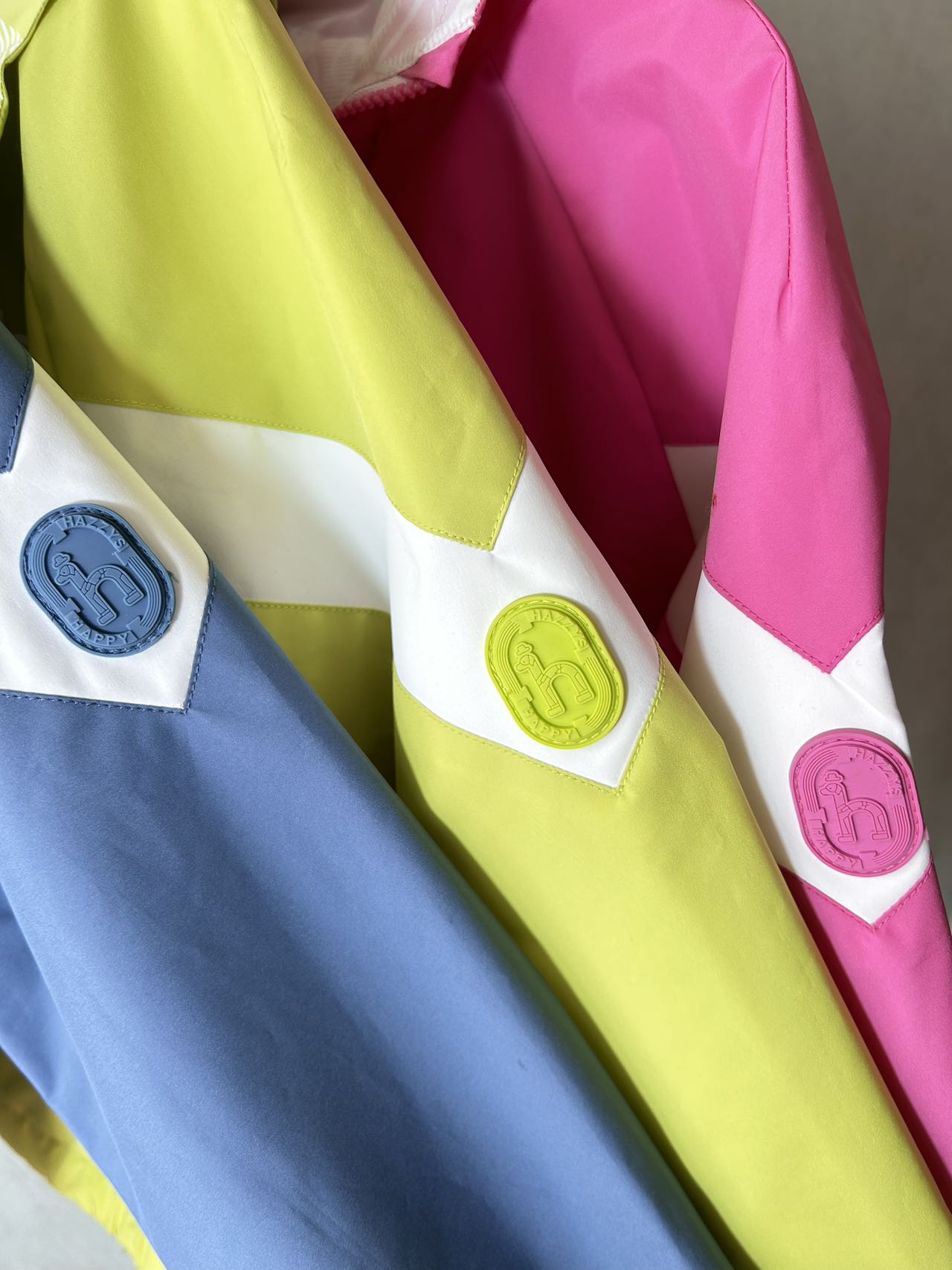 $188件。2件起$180件。3色選擇🐶 HAZZYS 哈吉斯雙面款 2026春季新款男女童兩面穿防護透濕科技連帽外套（26016