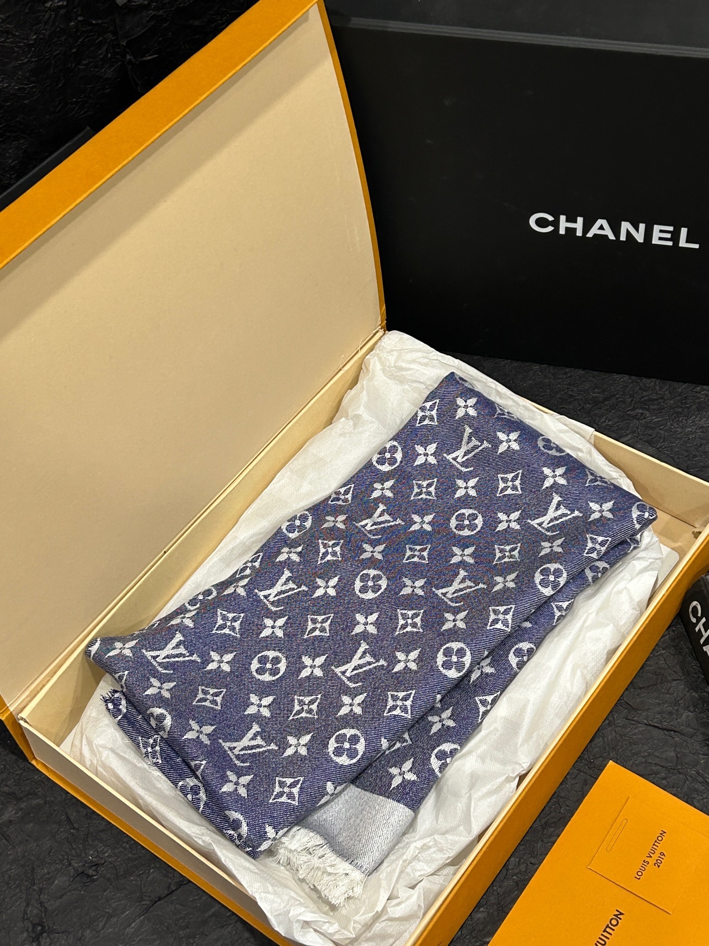 【預訂貨品】 全新Full set⭐️ LV牛仔頸巾