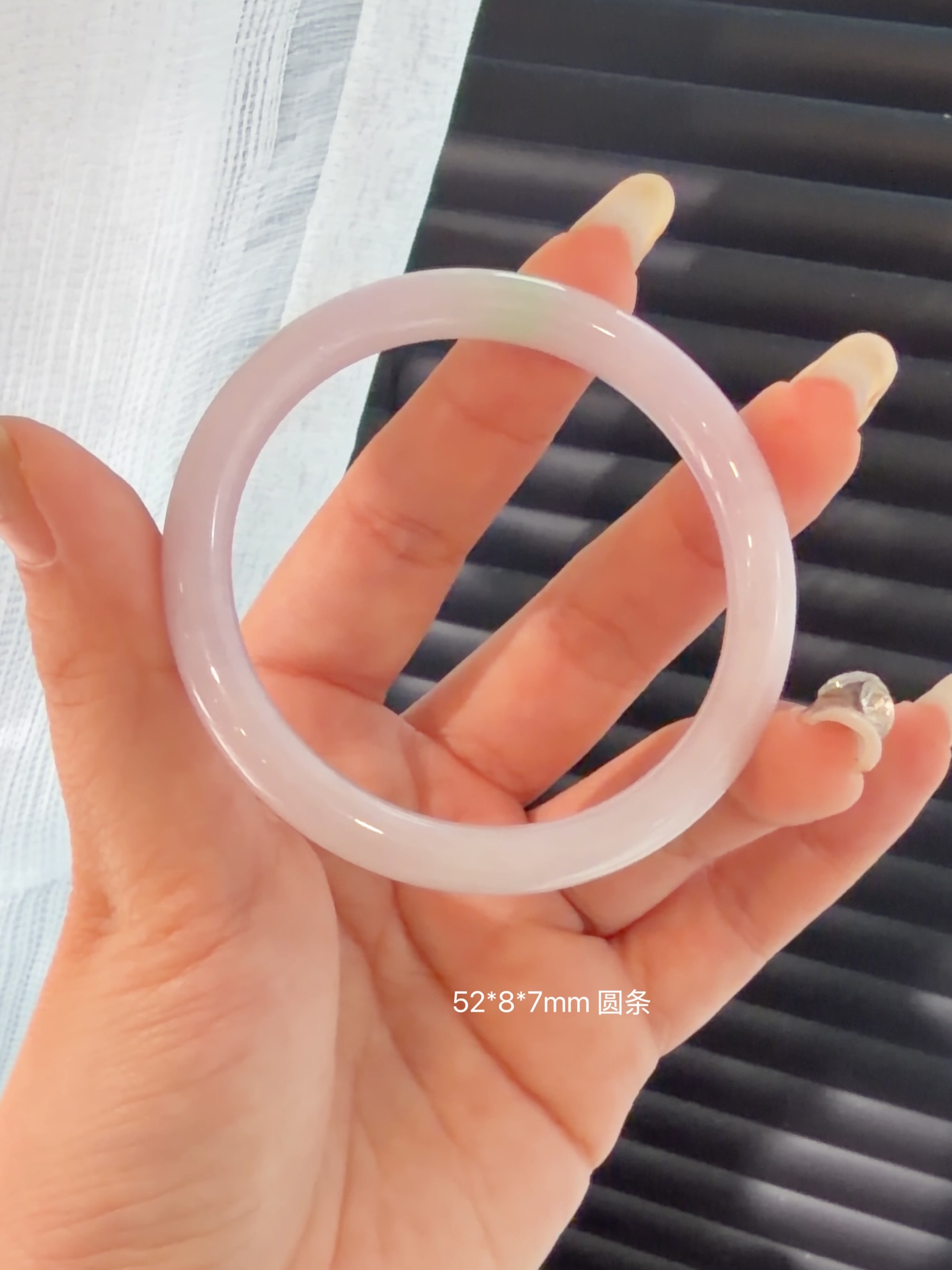 ✨ 马来西亚现货 ✨精品手镯 · 实物更美52圆条 粉冰胶条 翡翠手镯 ，适合52-54圈口的小手们💎 尺寸圈口：52mm ｜ 宽度：7mm ｜ 厚度：8mm💰Rm2280.00📄 附权威证书🕊 支持鉴赏期🌍 全球配送喜欢的宝宝欢迎 DM 💌先到先得，不留#马来西亚翡翠 #怡保 #吉隆坡 #新山 #新加坡