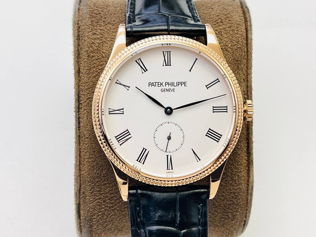 百达.翡丽-古典表系列——3919腕表震撼登场。🤩😍完美还原表中王者的独特质感和简约格调！细节升级如下： 1⃣️腕表尺寸39MM，尺寸数据完美吻合正品，佩戴轻便，还原正品体验。 2⃣️玻璃采用与原装一致的锅盖型穹顶玻璃，特镀有双层抗眩晕增透镀膜。 3⃣️表盘标识和指针的边沿全部采用手工润饰倒角，之后再采用镀铑工艺处理，确保光泽度和质感不亚于原装。 4⃣️机芯采用30-255 PS机芯机械！ 5⃣️表带经典意大利小牛皮表带，做工精致，包边细腻，尽显大牌风范，搭配原厂针扣。