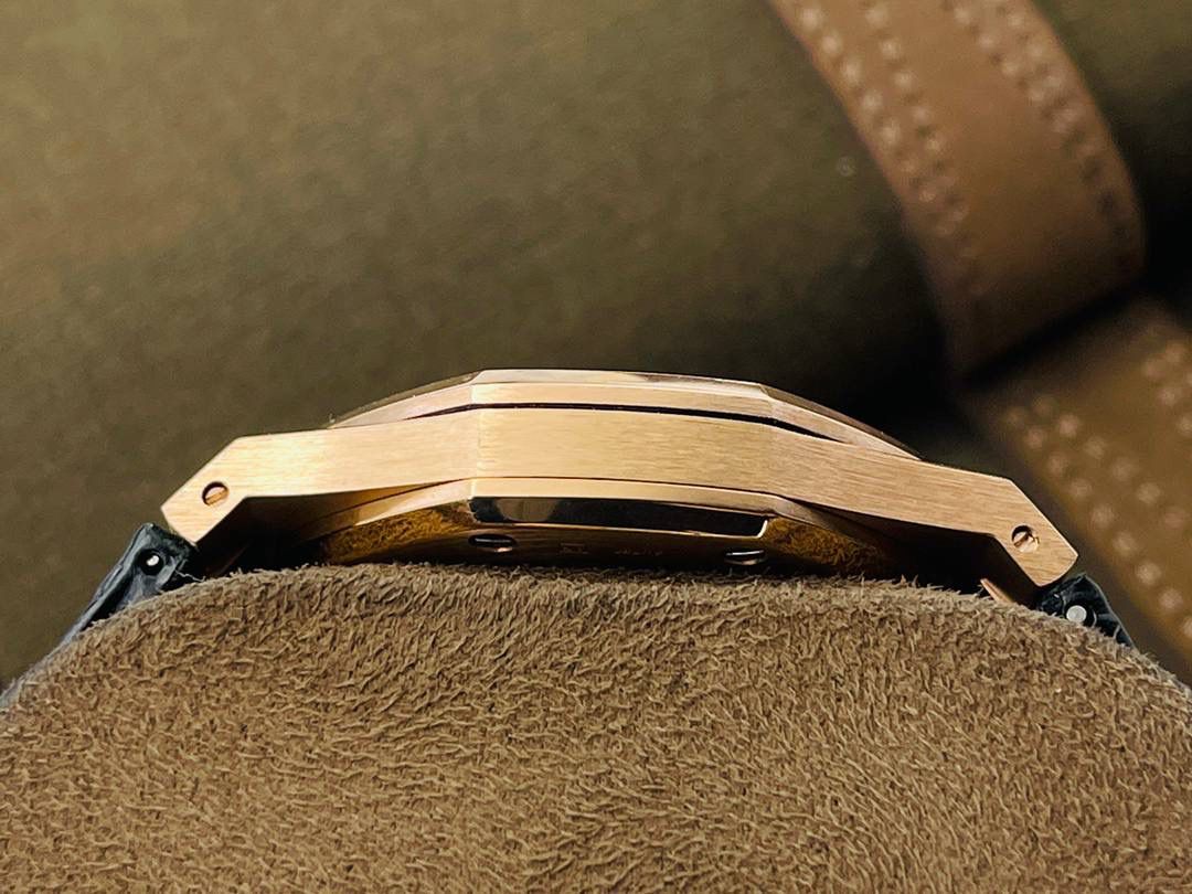 市场V4最高版本 爱.彼皇家橡树15400满天星系列腕表！ 1⃣️搭载进口9015机芯机械改装Cal.3120机芯，走时精准！ 2⃣️直径41MM！厚度9.8MM！ 3⃣️全表采用高亮度钻镶嵌，技艺精湛，不掉钻！ 4⃣️采用圈口可拆卸结构，市场大部分版本圈口不能拆卸！ 5⃣️316L全钢精磨工艺，质感更好！ 6⃣️全钻表盘，搭载高端指针！