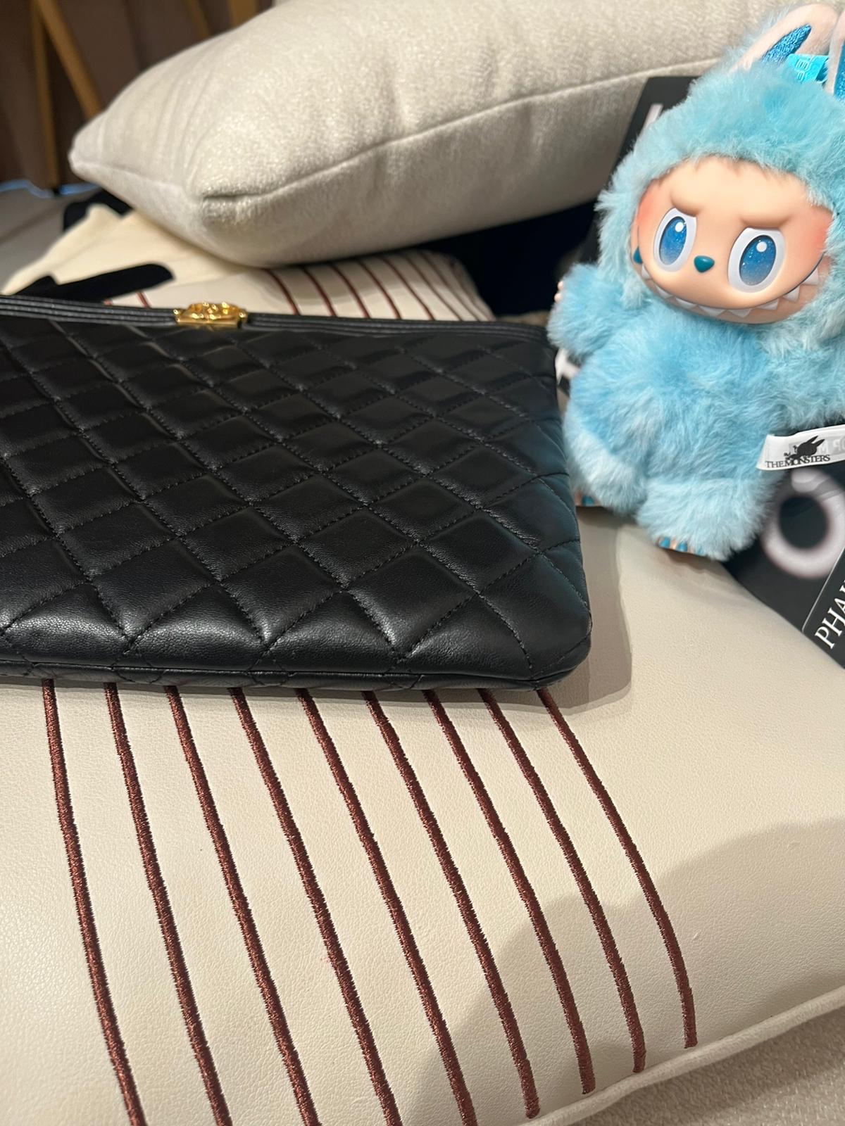Chanel clutch bag 黑色羊皮 boy 金扣 100%Authentic,98%new ✅card✅防塵袋