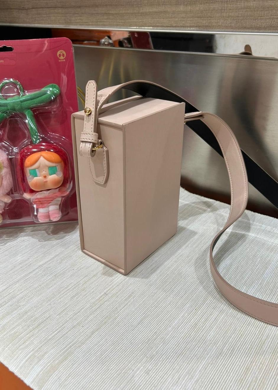 FENDI Calfskin VERTICAL BOX Shoulder bag 100%Authentic,95%new 