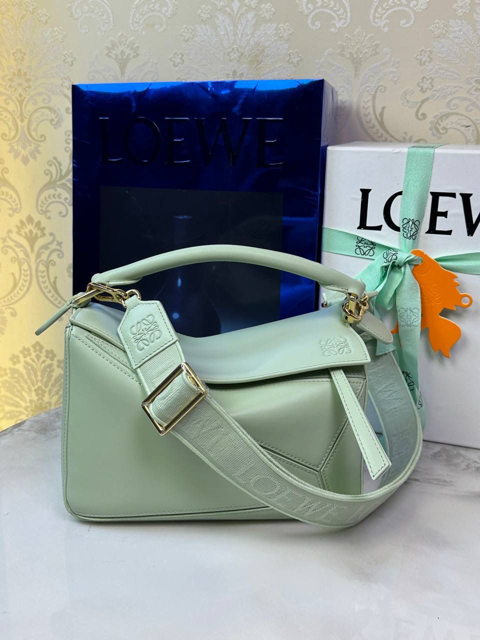 🅰️小号 𝗣𝘂𝘇𝘇𝗹𝗲最新版本❤️ ——（缎面/织带款） ✅经典拼图系列，不规则立体几何设计，最具辨识度的立体廓形和几何美学，顶级进口小牛皮搭配德国沙菲线，独家定制五金，𝗬𝗞𝗞拉链拉头 ✅容量超大，颜值高，四季百搭，新款自带可拆卸𝗟𝗢𝗘𝗪𝗘织带宽肩带‼️ 尺寸：𝟐𝟒-𝟏𝟎.𝟓-𝟏𝟔.𝟓𝐜𝐦 款号：061609织带款春玉色