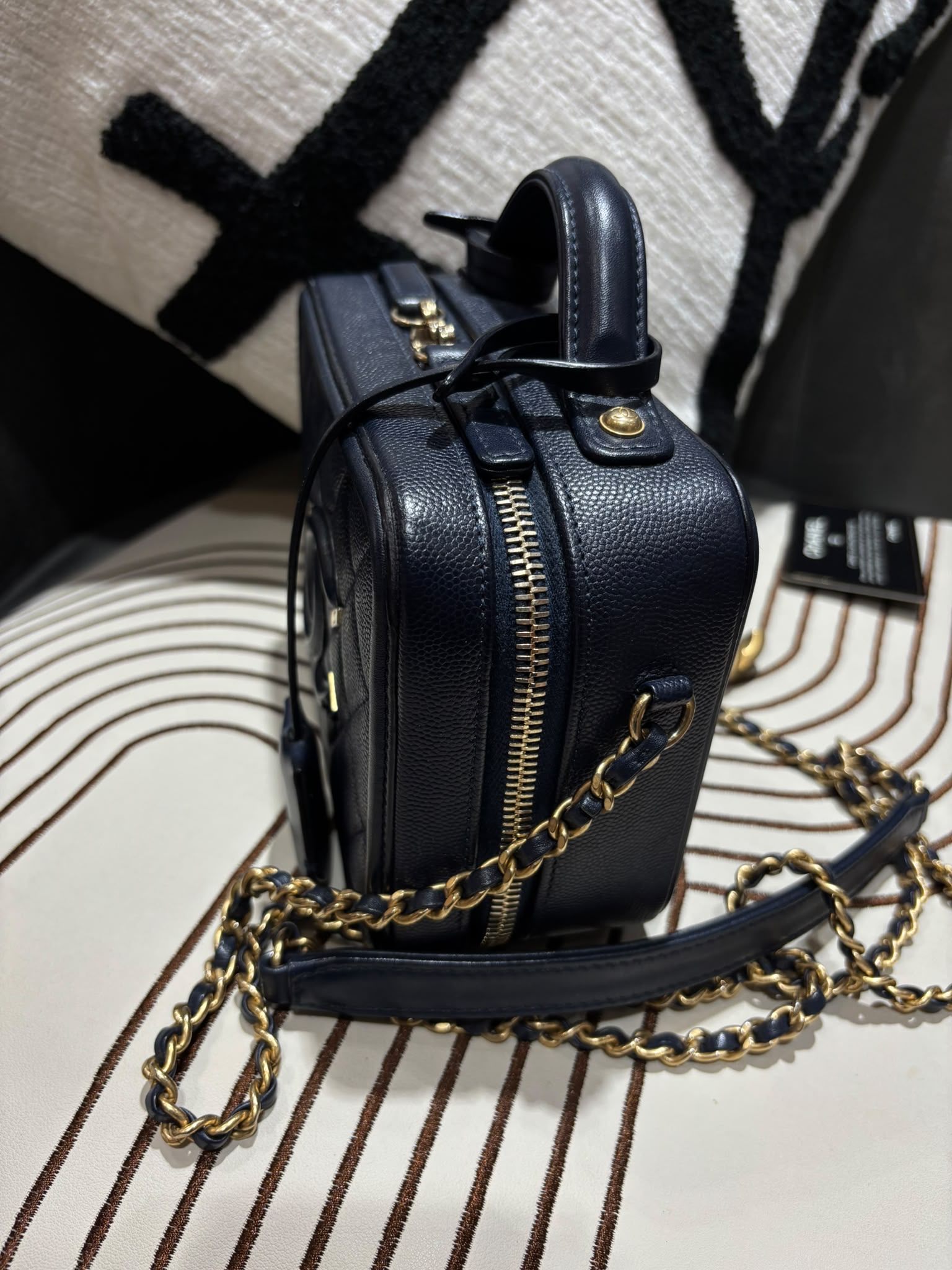 Chanel CC filigree Vanity Small 17cm 深藍色荔枝牛皮金鏈，100%Authentic, 98%New ✅25Card ✅Key lock✅Dust bag✅Box