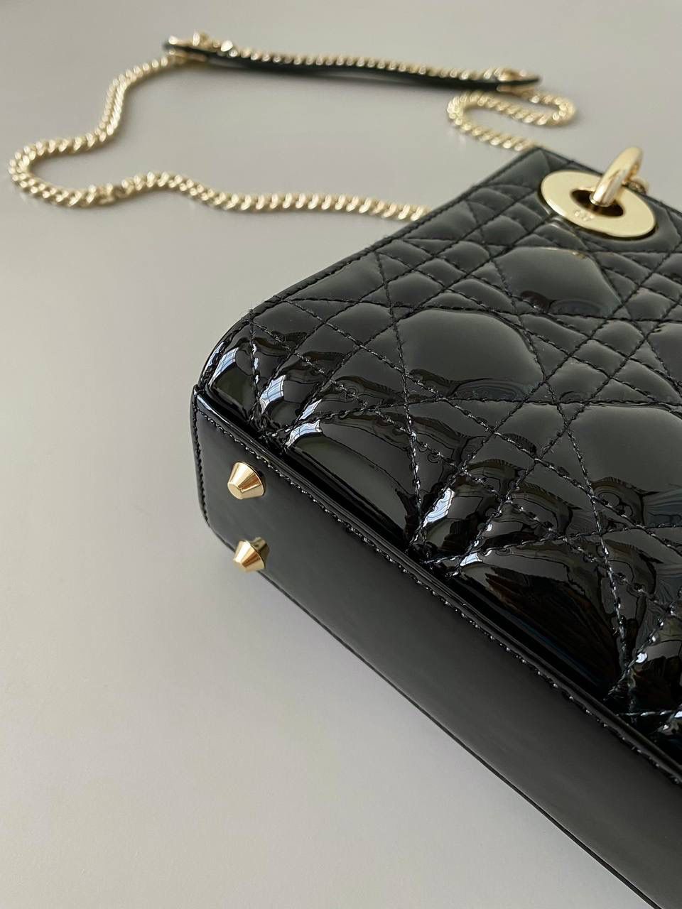 黑金🖤🤩 𝗗𝗜𝗢𝗥 𝗟𝗮𝗱𝘆三格漆皮款 全面升级，终极版本 经典款真是爱不释手毫不夸张 春夏秋冬四季包 优雅气质 可甜可咸 漆皮材质更是精致 高级感扑面而来 两条肩带，自由切换风格 17×15×7cm