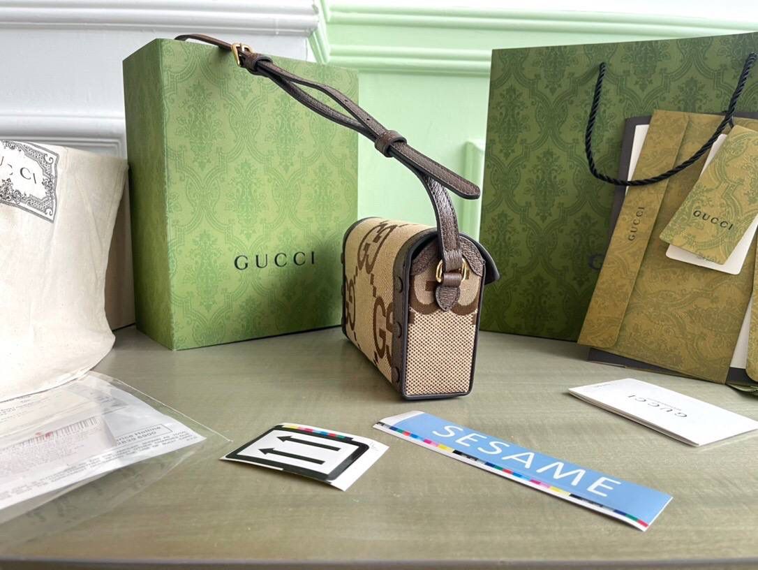 👜独家特级正品 g699296，尺寸：18x12x5cm。1955系列中的一款力作，迷你造型让该系列的标志性配件更加吸睛。gg标识以超大造型点缀在米色和乌木色帆布上，从别样视角诠释了guccio gucci先生的姓名首字母缩写 驼色和乌木色超级双g帆布 棕色皮革滚边 肩带高50厘米🔥✨